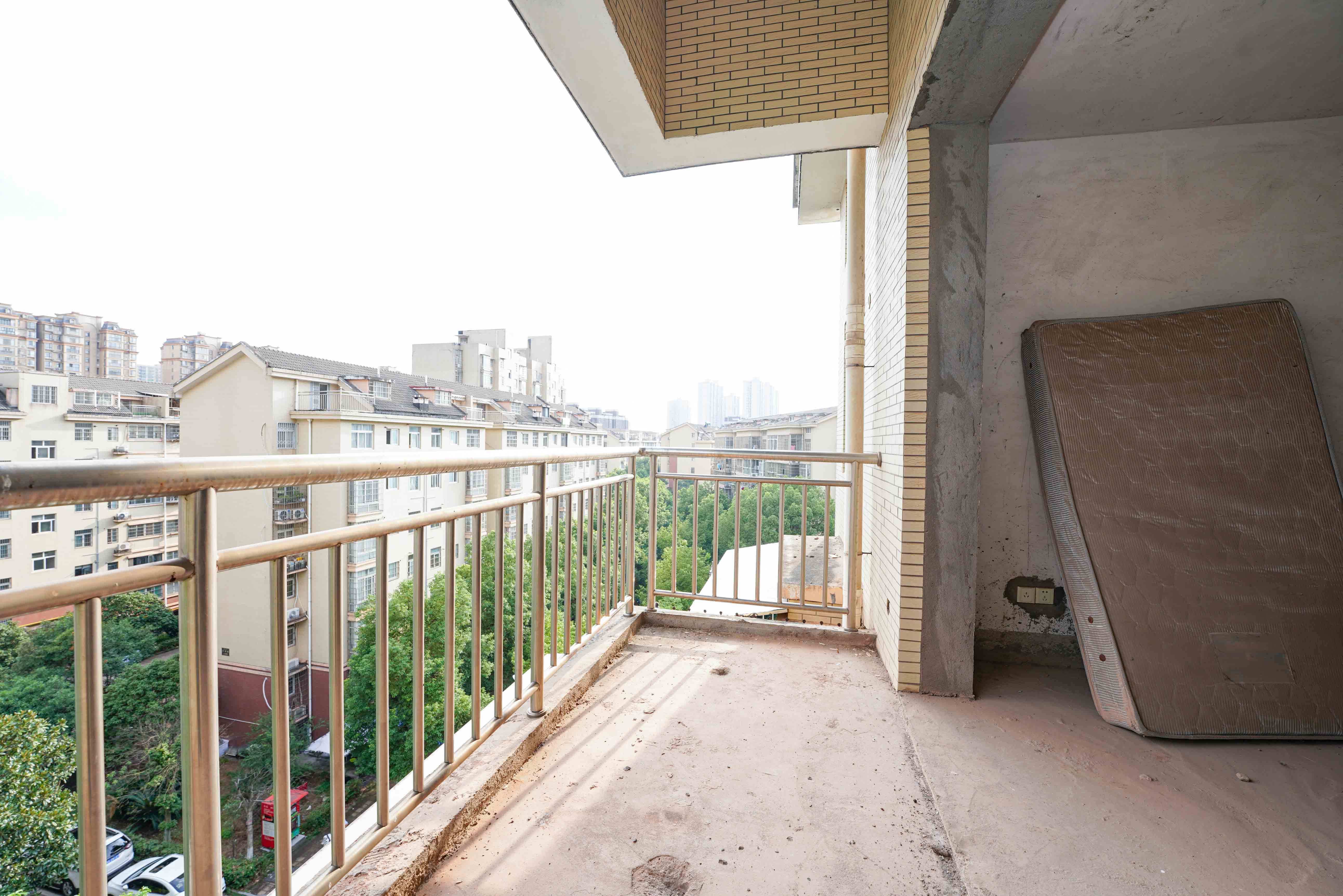 鄱阳小区  6室2厅1卫   53.00万阳台