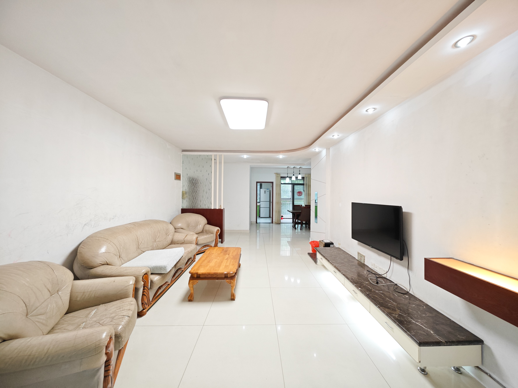 满庭芳小区  3室2厅2卫    139.0万客厅