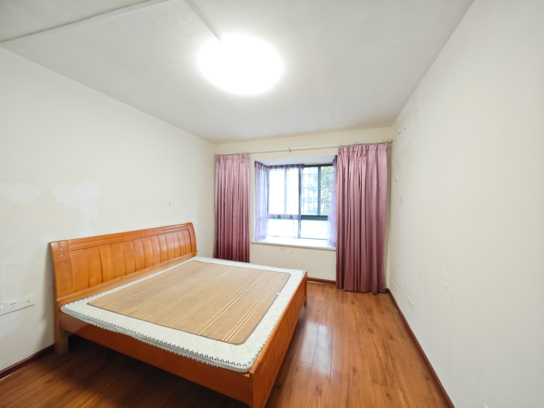 满庭芳小区  3室2厅2卫    139.0万卧室