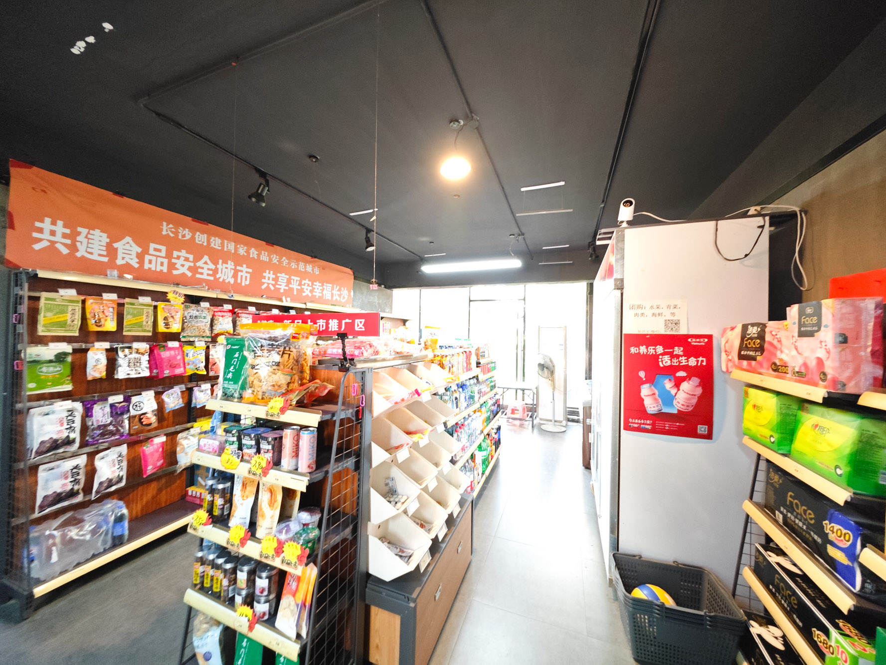 绿地之窗  4室2厅2卫   130.00万客厅