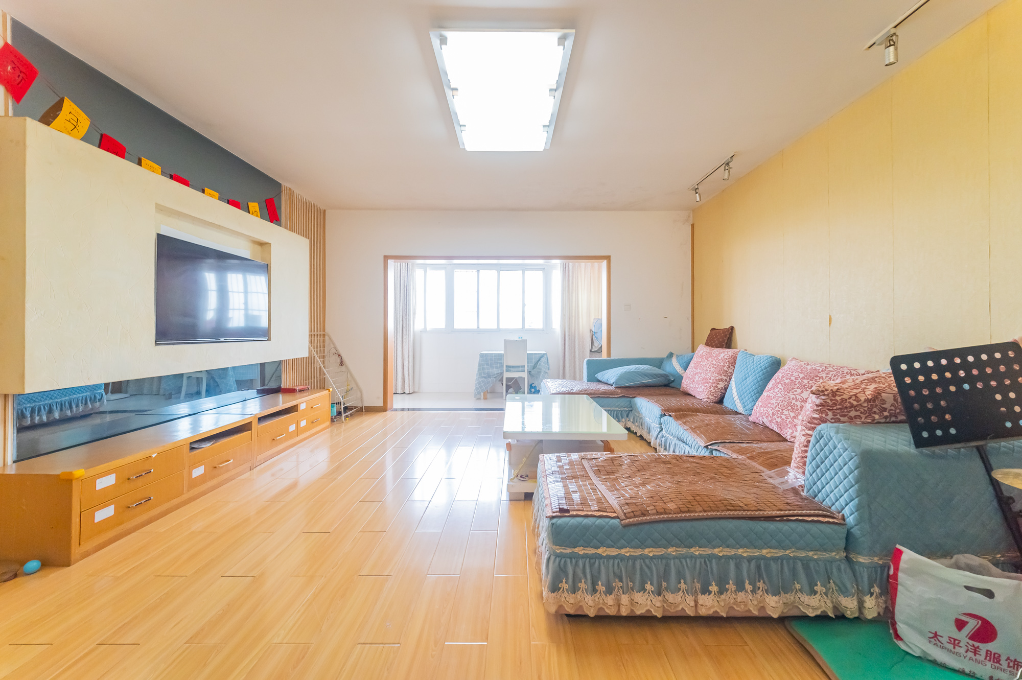 开源鑫阁  4室2厅2卫    88.8万客厅