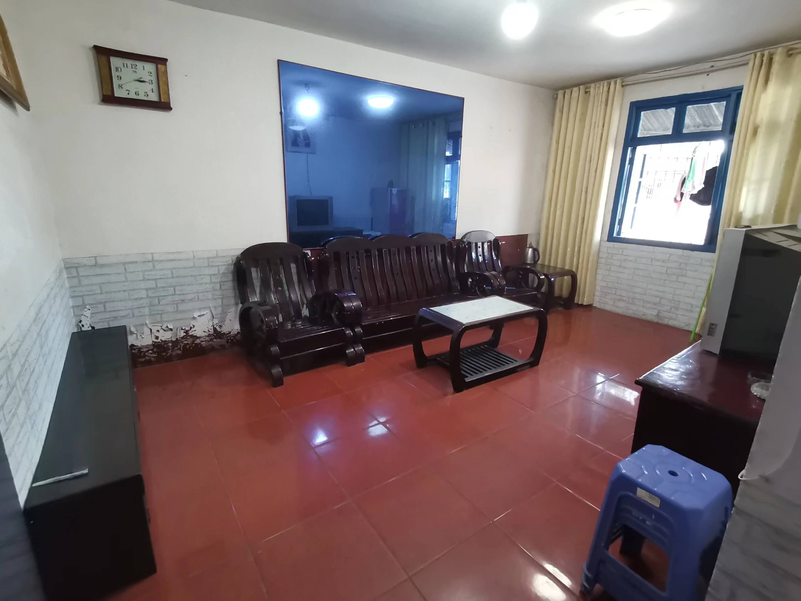 彩霞花园 2室2厅1卫 15.8万 彩霞花园 2室2厅1卫 15.8万客厅