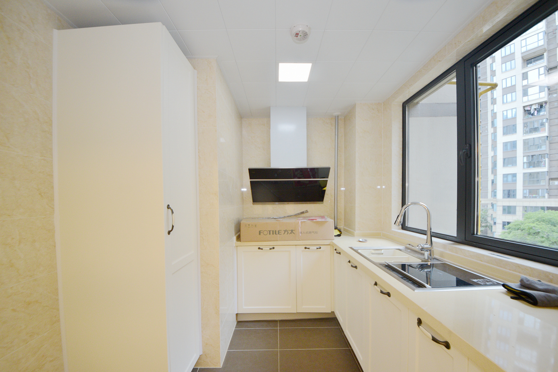 万科魅力之城观澜里  4室2厅2卫    201.0万厨房