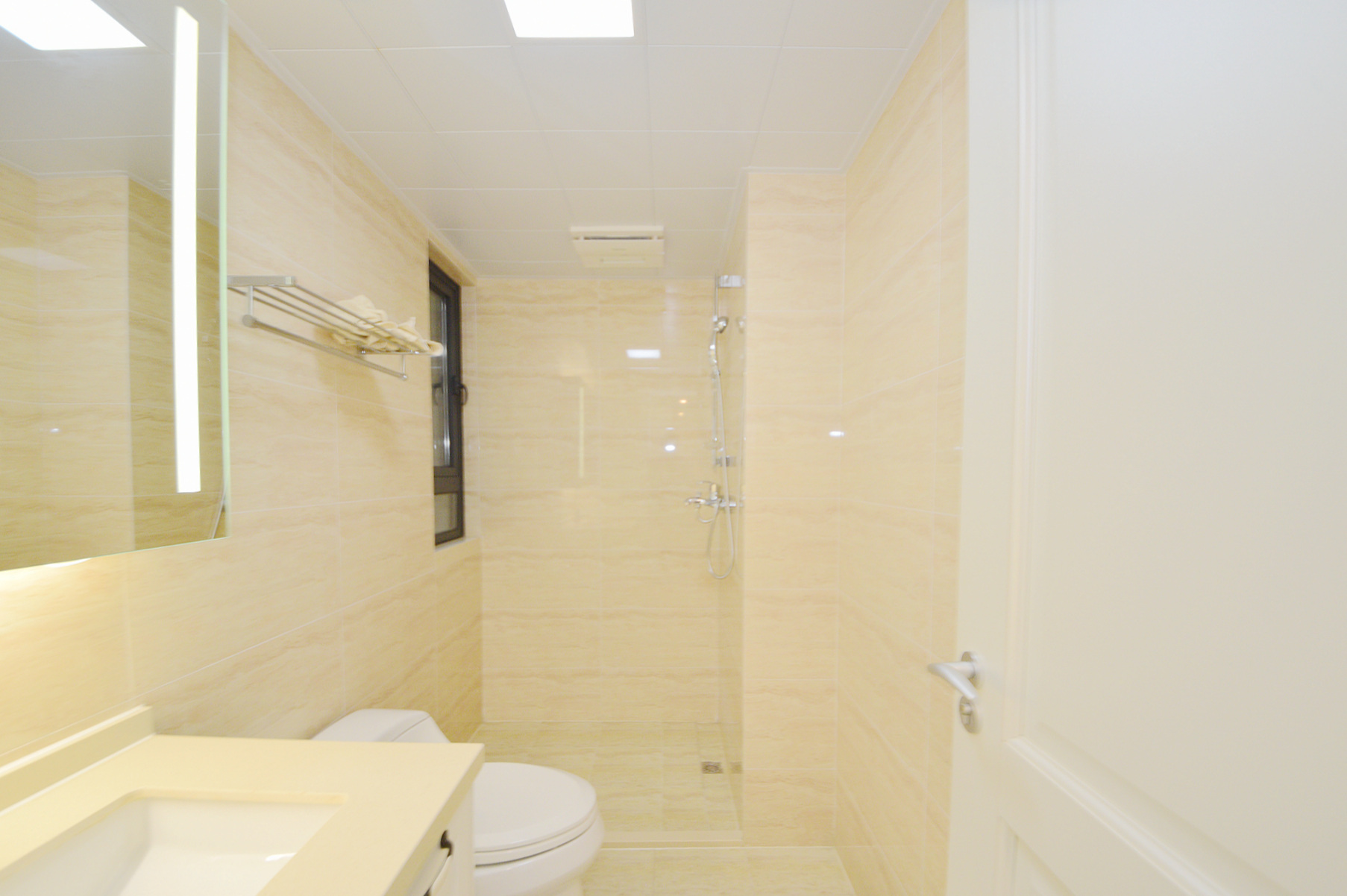 万科魅力之城观澜里  4室2厅2卫    201.0万卫生间