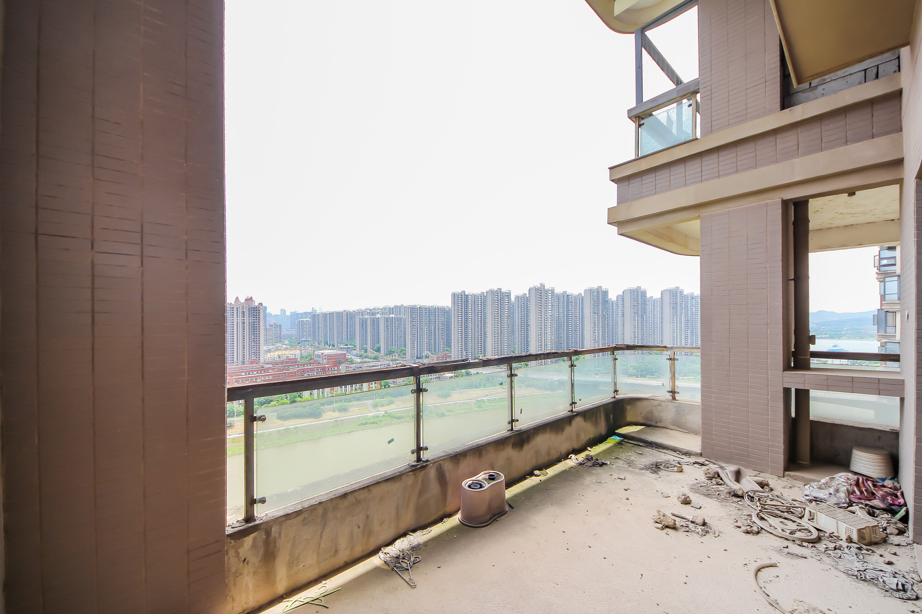 双湾国际(湘江御景花园) 4室2厅2卫 175.0万 双湾国际(湘江御景花园) 4室2厅2卫 175.0万阳台