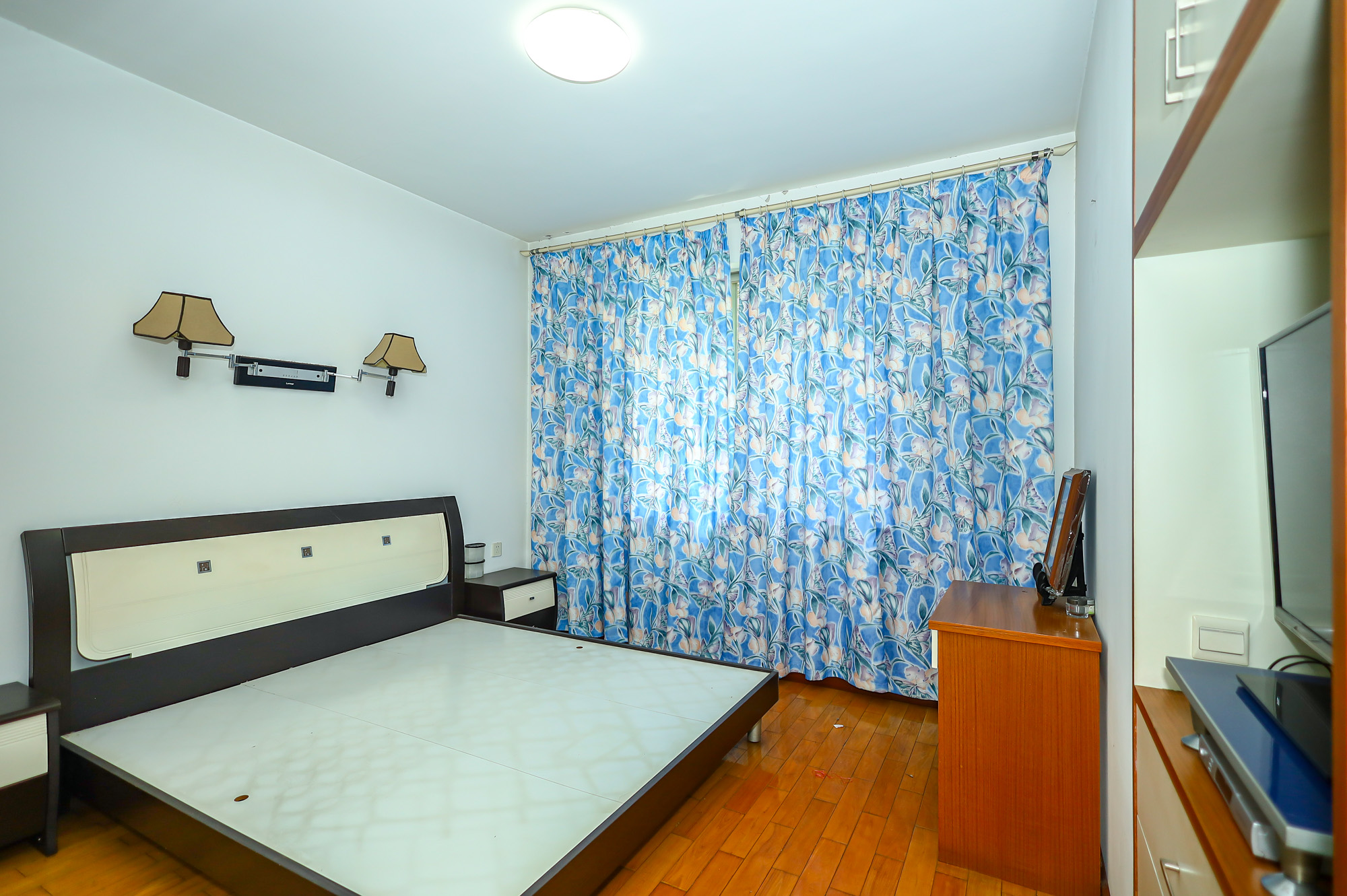 泰格林纸  4室2厅2卫    78.0万 泰格林纸  4室2厅2卫    78.0万卧室