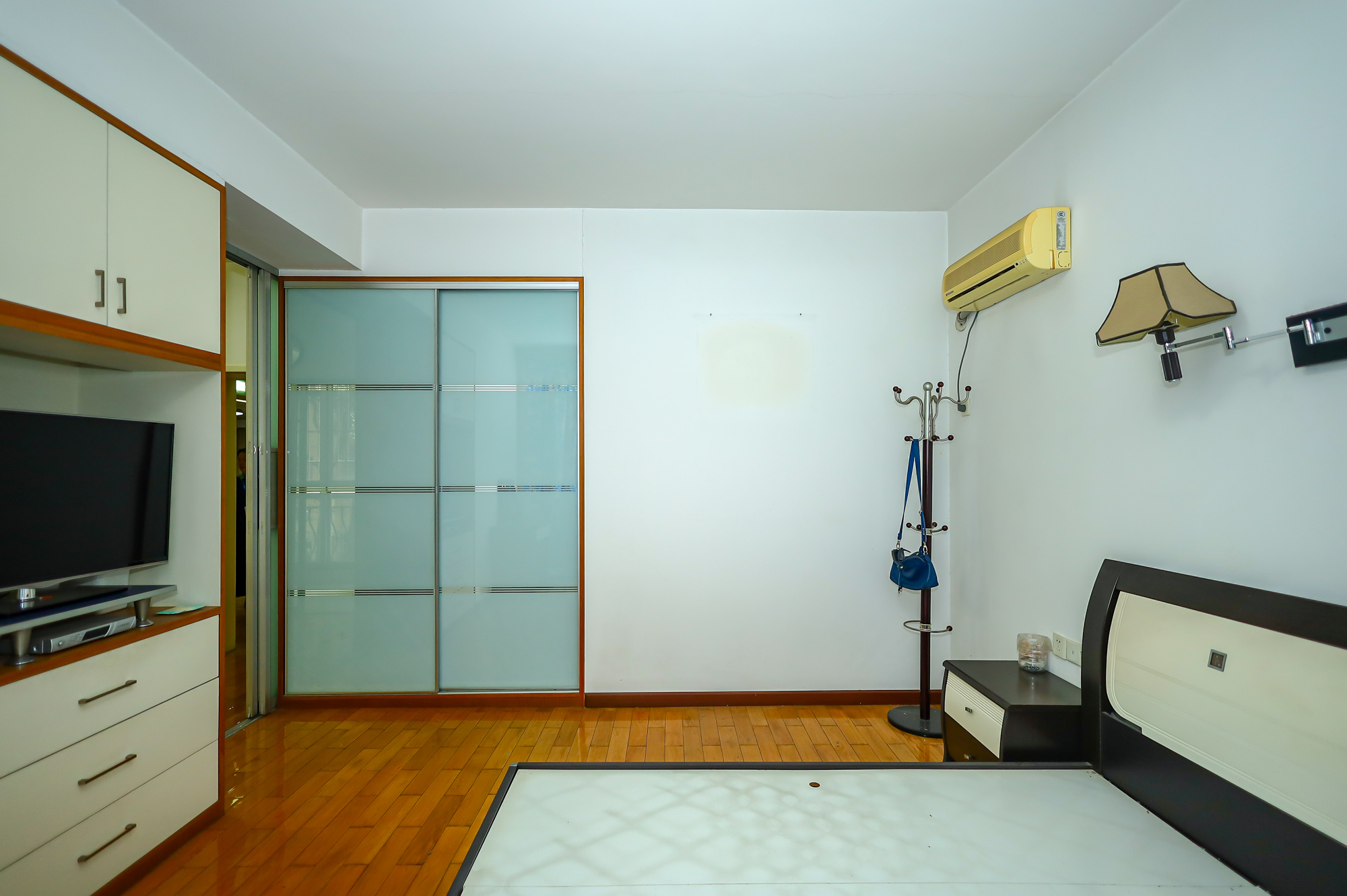 泰格林纸  4室2厅2卫    78.0万 泰格林纸  4室2厅2卫    78.0万卧室