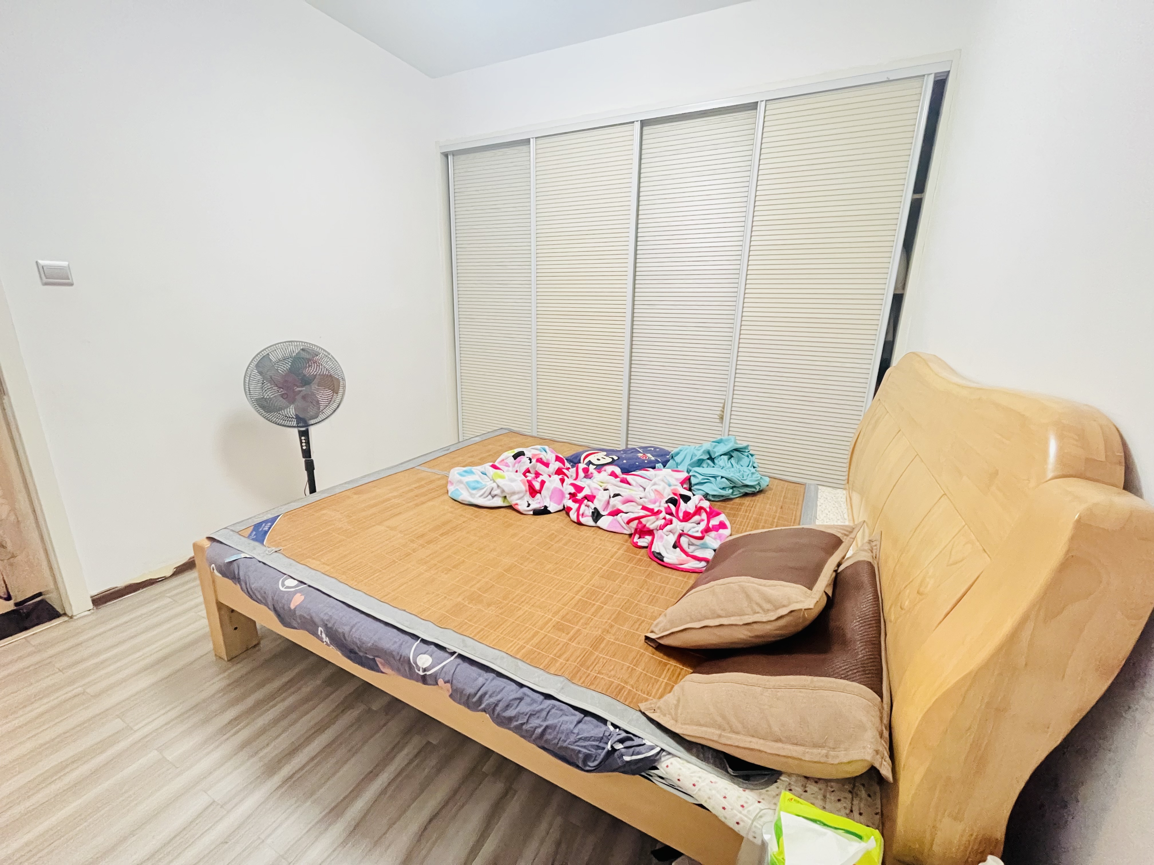 新府华城 3室2厅1卫 49.8万 新府华城 3室2厅1卫 49.8万客厅