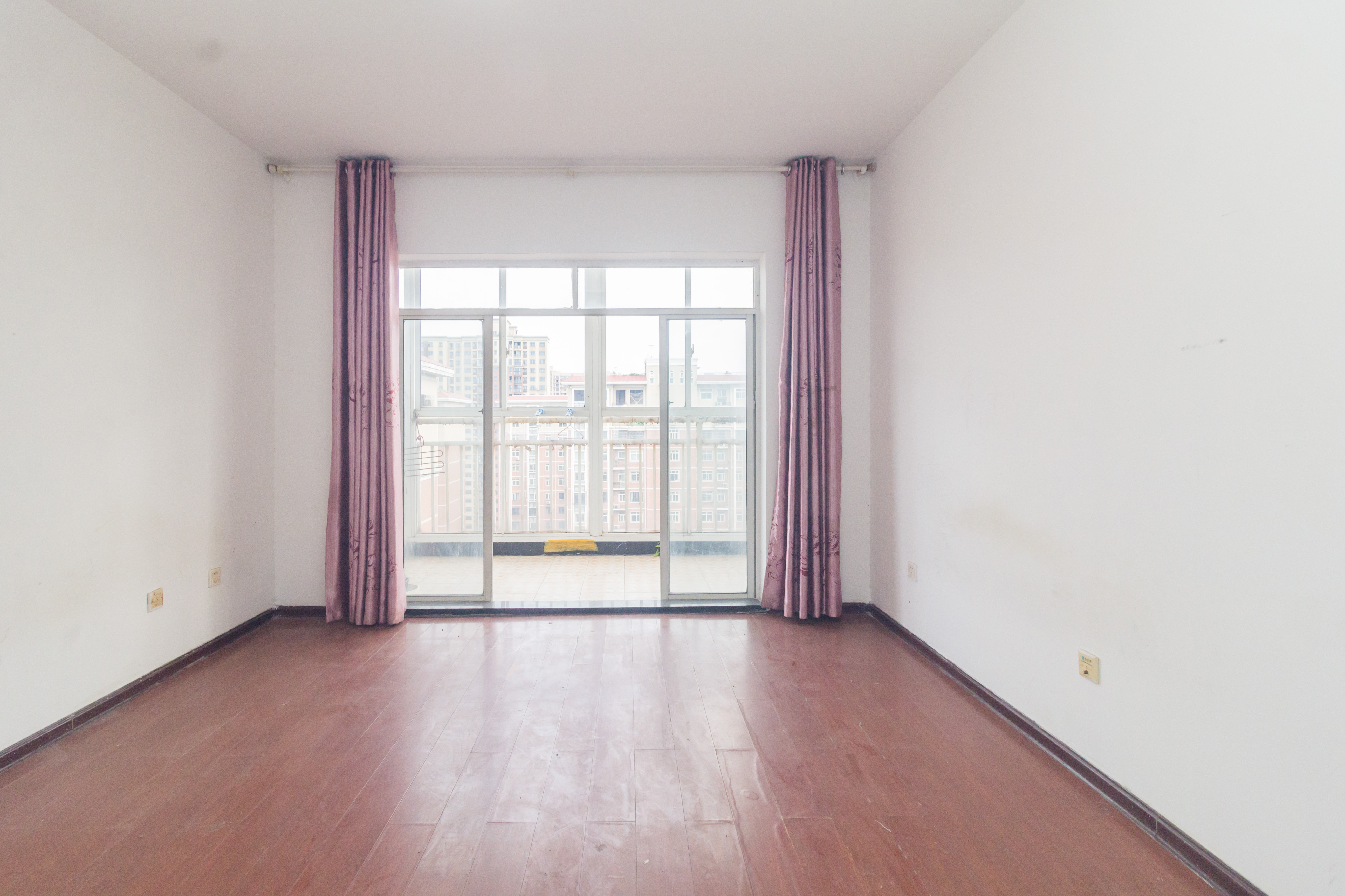 嘉盛和园 4室2厅2卫 89.0万 嘉盛和园 4室2厅2卫 89.0万卧室