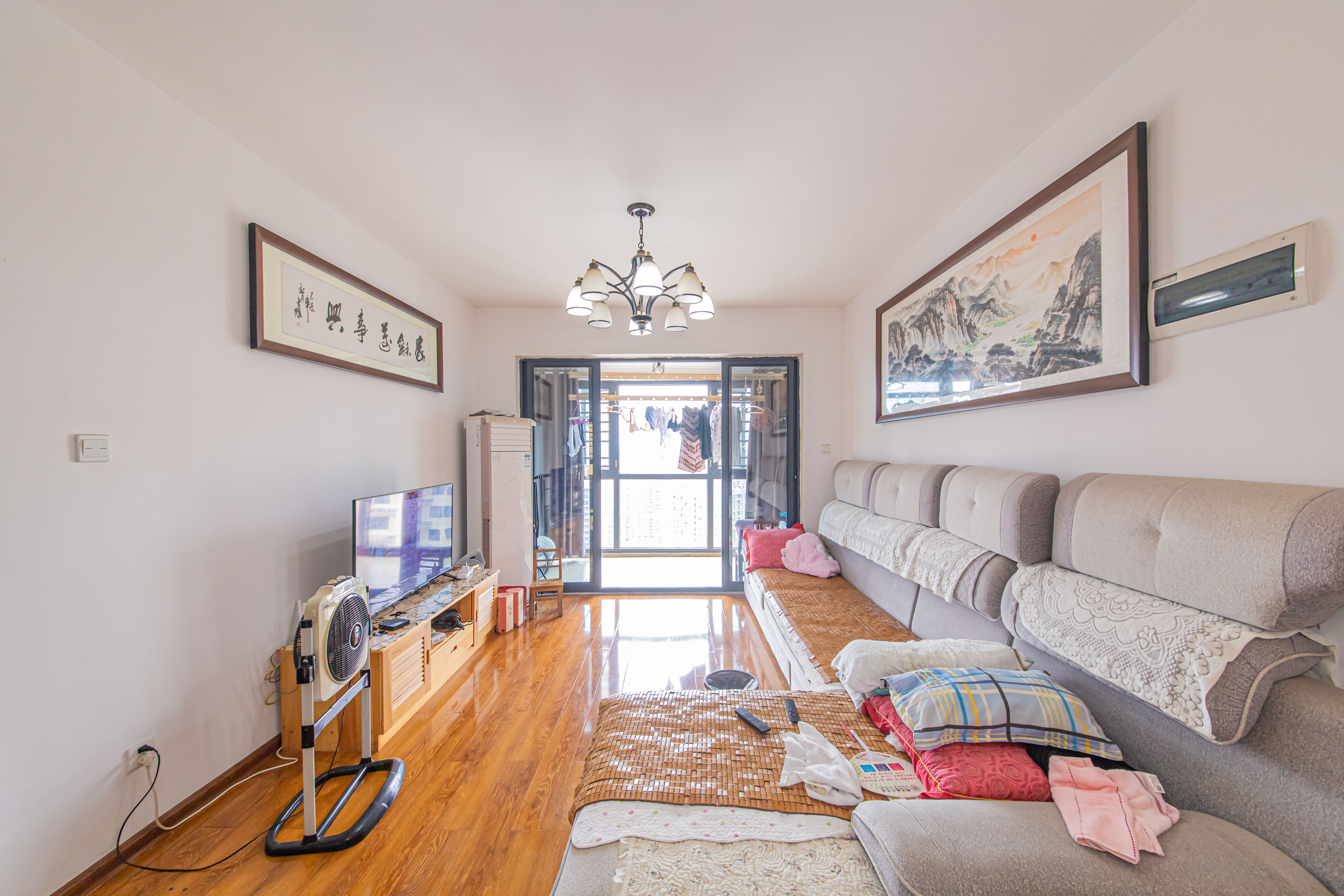 丽水熙园  3室2厅1卫    104.9万 丽水熙园  3室2厅1卫    104.9万客厅