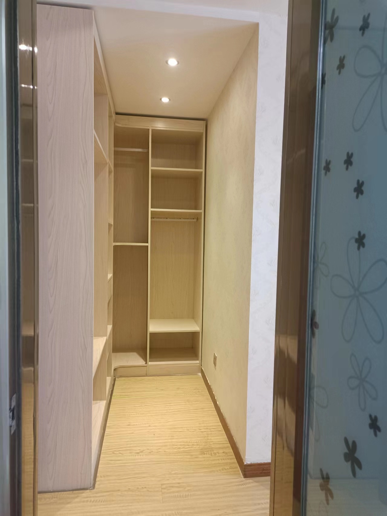 远大生态风景  3室2厅2卫   2600.00元/月室内图1