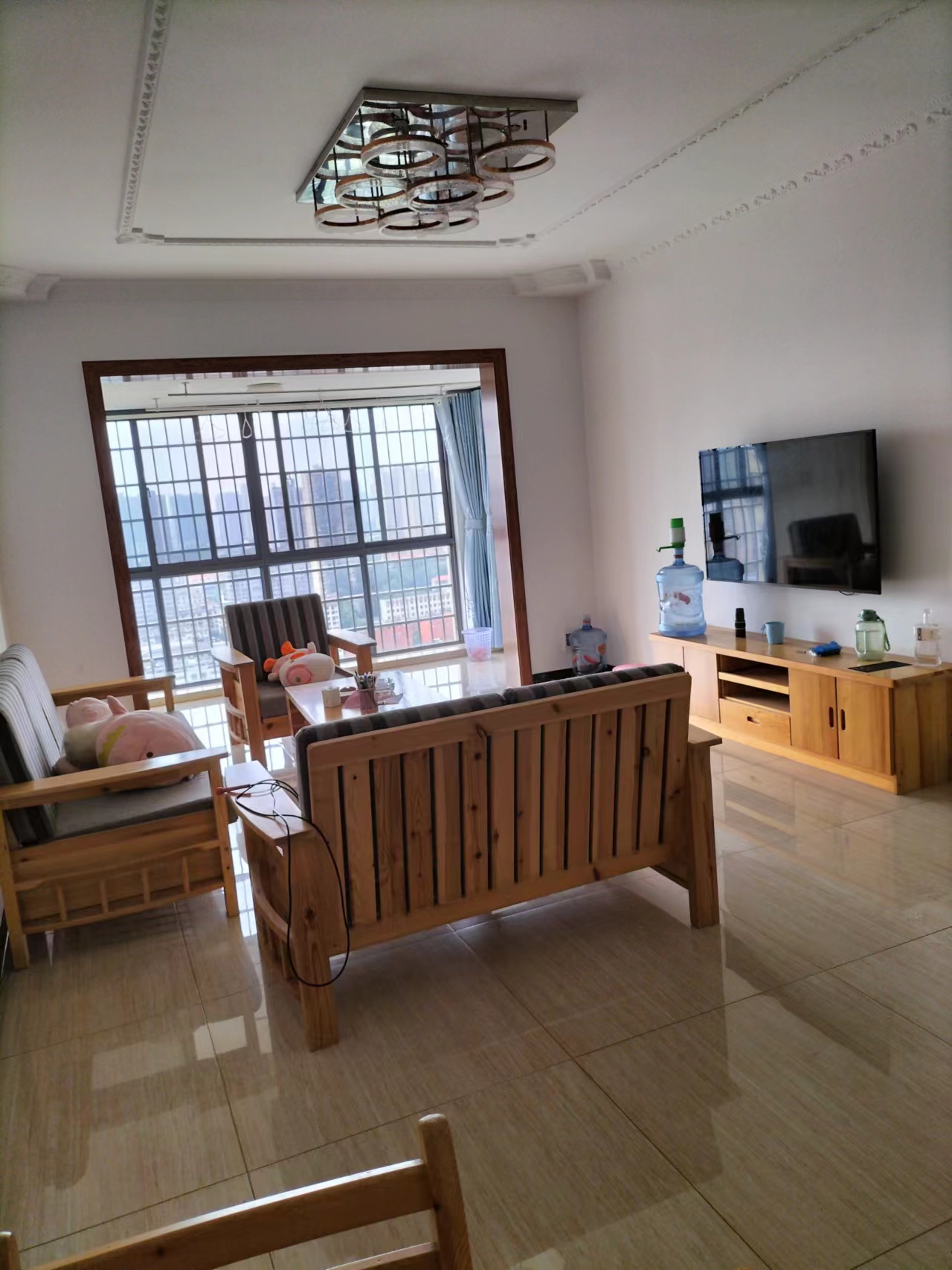 公交小区  3室2厅1卫   1500.00元/月室内图1