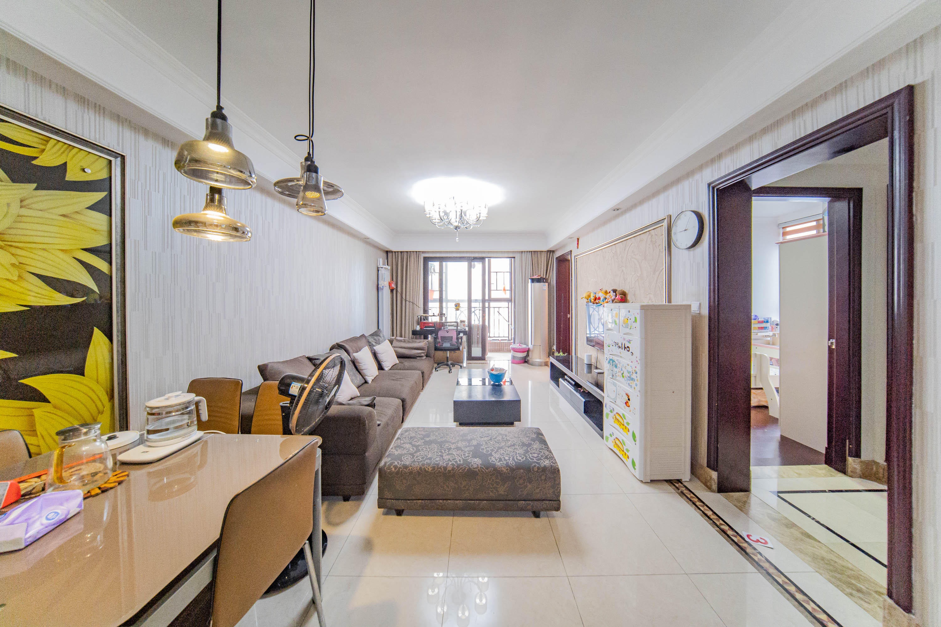 中海国际一期  3室2厅1卫    83.0万客厅