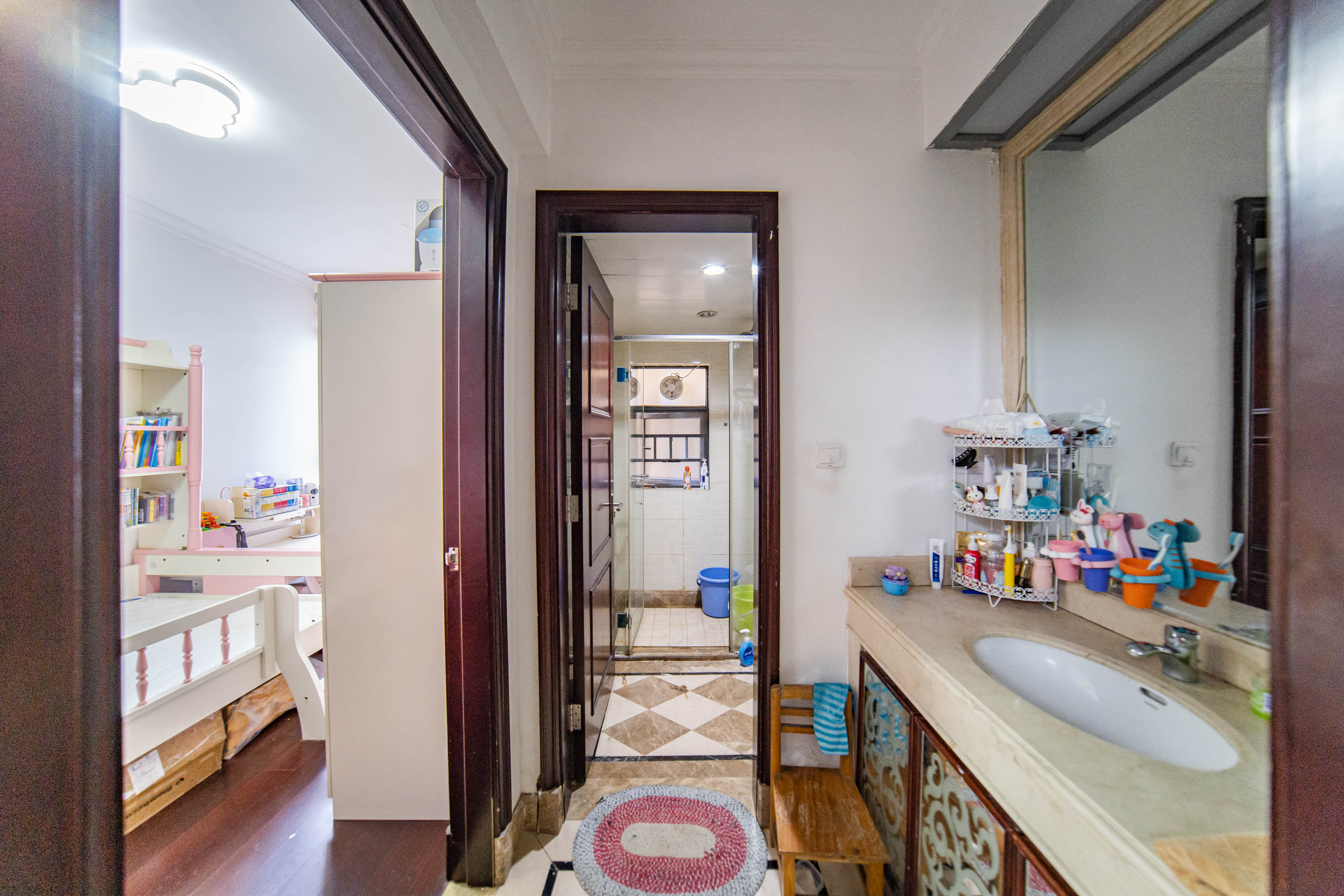 中海国际一期  3室2厅1卫    83.0万卫生间