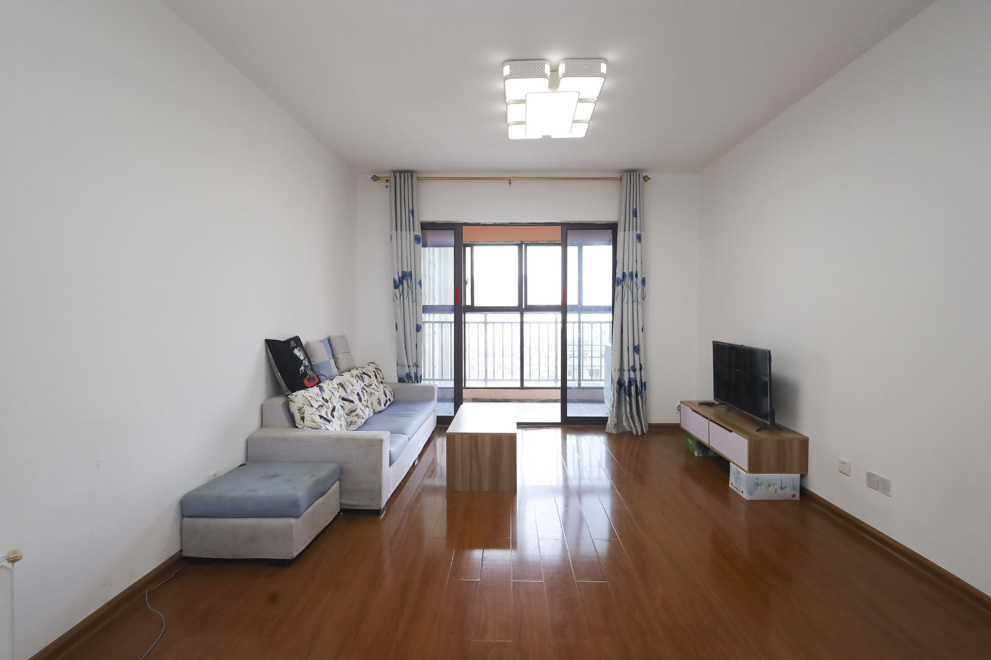 联晟大厦 3室2厅2卫 110.0万 联晟大厦 3室2厅2卫 110.0万客厅