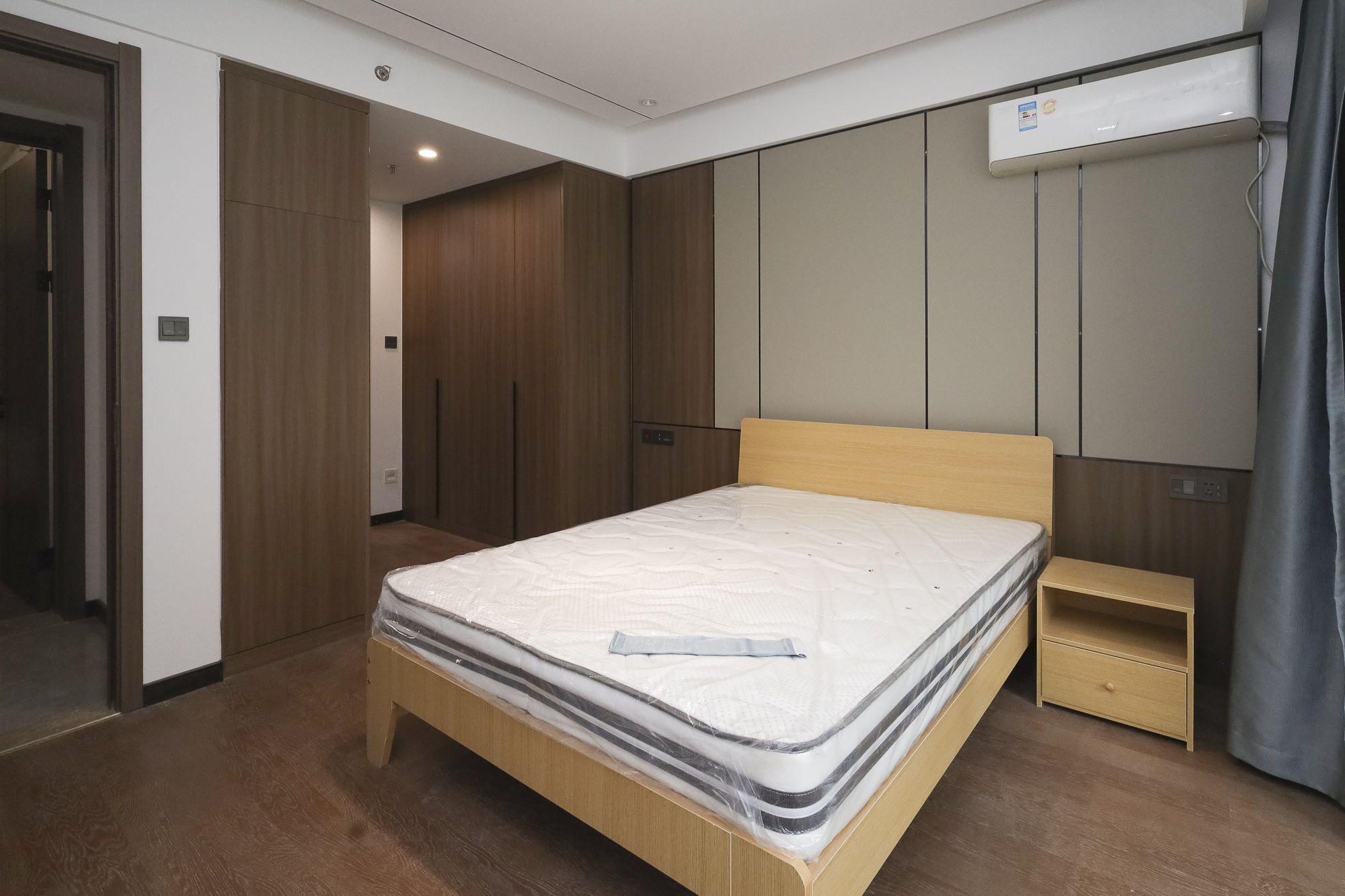 卓越中寰  4室2厅2卫   239.00万卧室