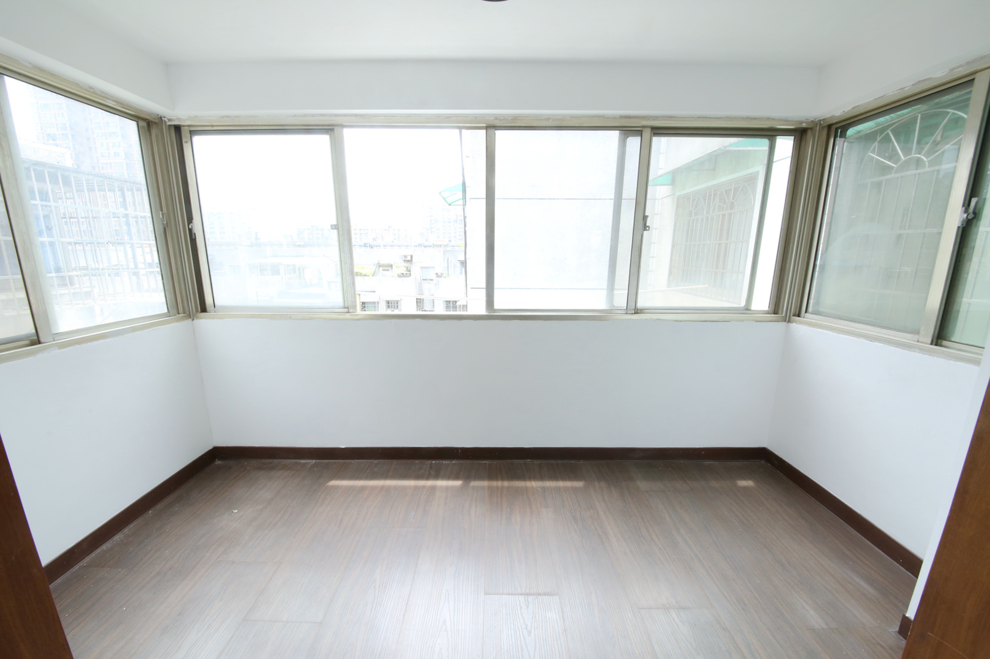 安泰新村  4室2厅2卫   80.00万其他