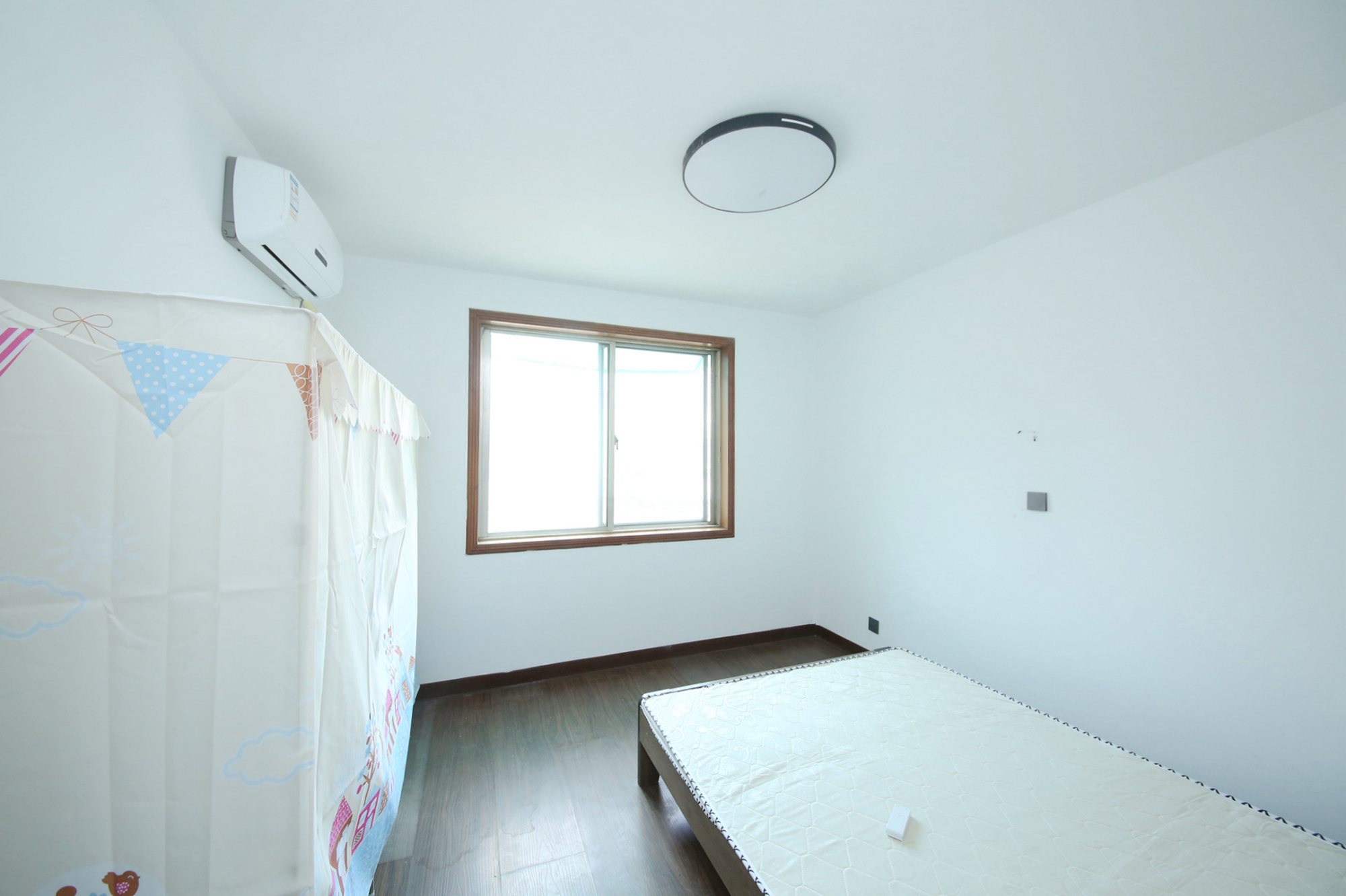 安泰新村  4室2厅2卫   80.00万卧室
