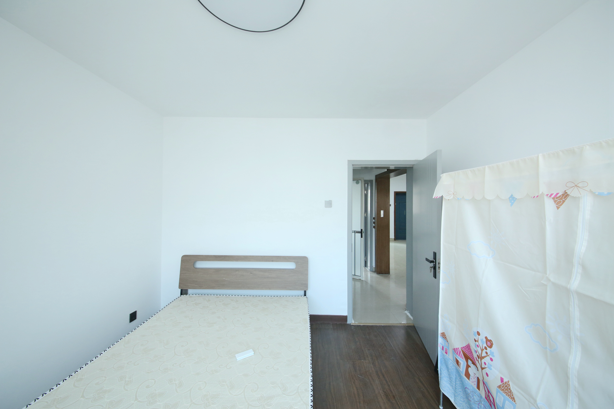 安泰新村  4室2厅2卫   80.00万卧室