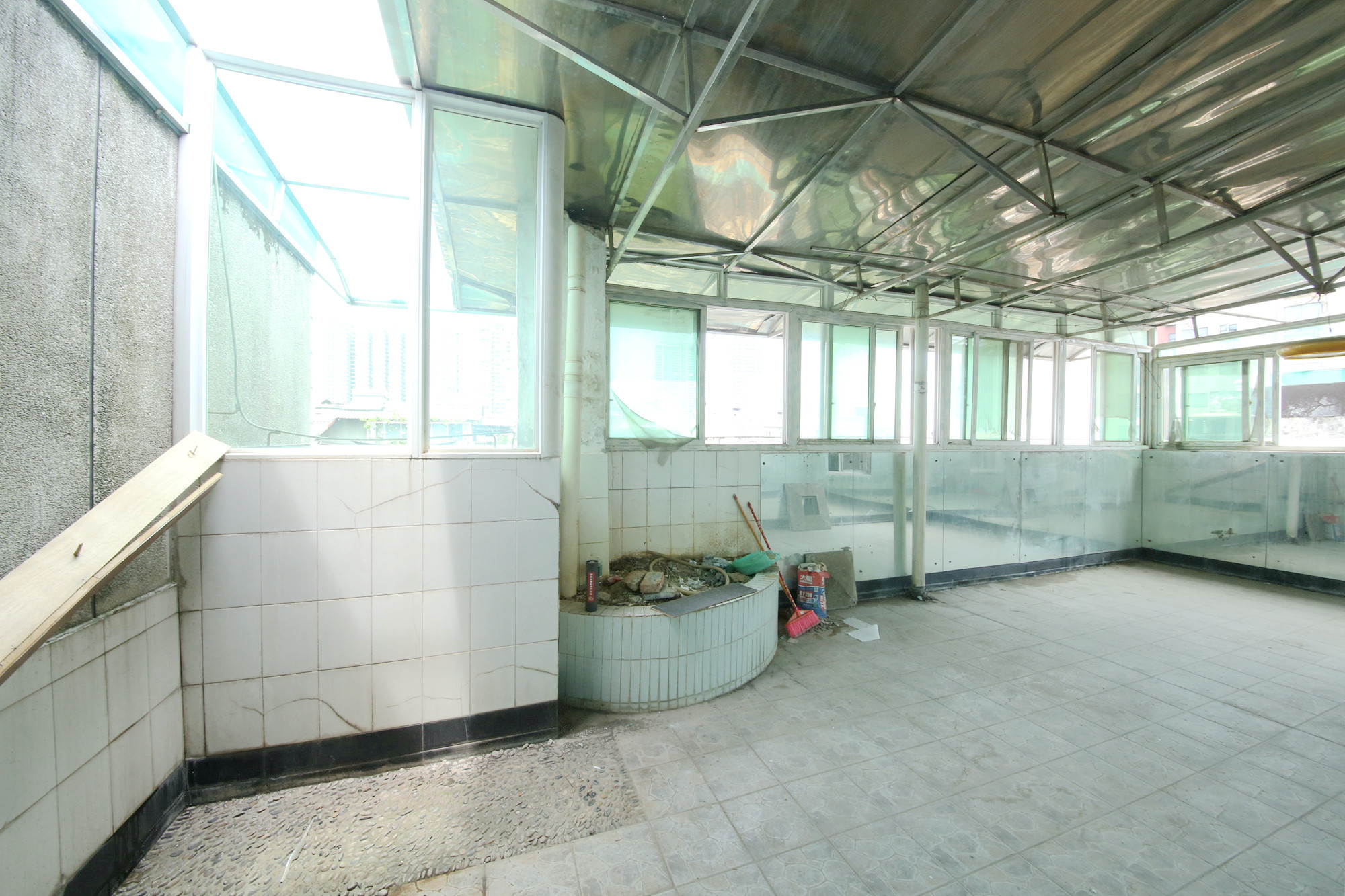 安泰新村  4室2厅2卫   80.00万阳台