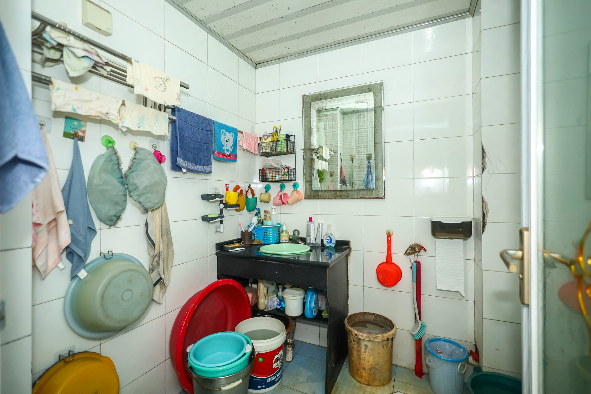 中南汽车世界  2室1厅1卫   31.80万 中南汽车世界  2室1厅1卫   31.80万卫生间