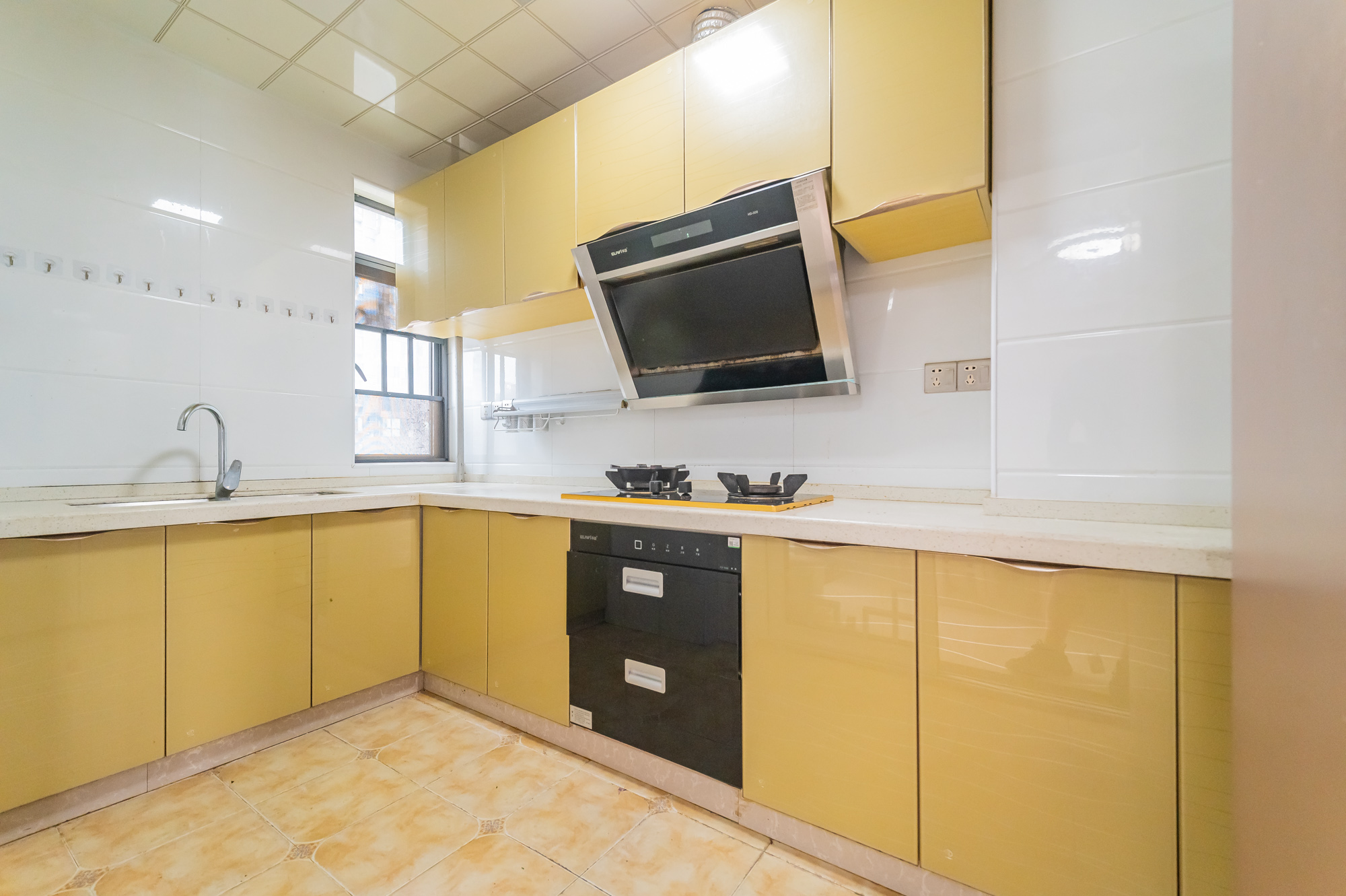 海伦春天  4室2厅1卫    110.0万 海伦春天  4室2厅1卫    110.0万厨房