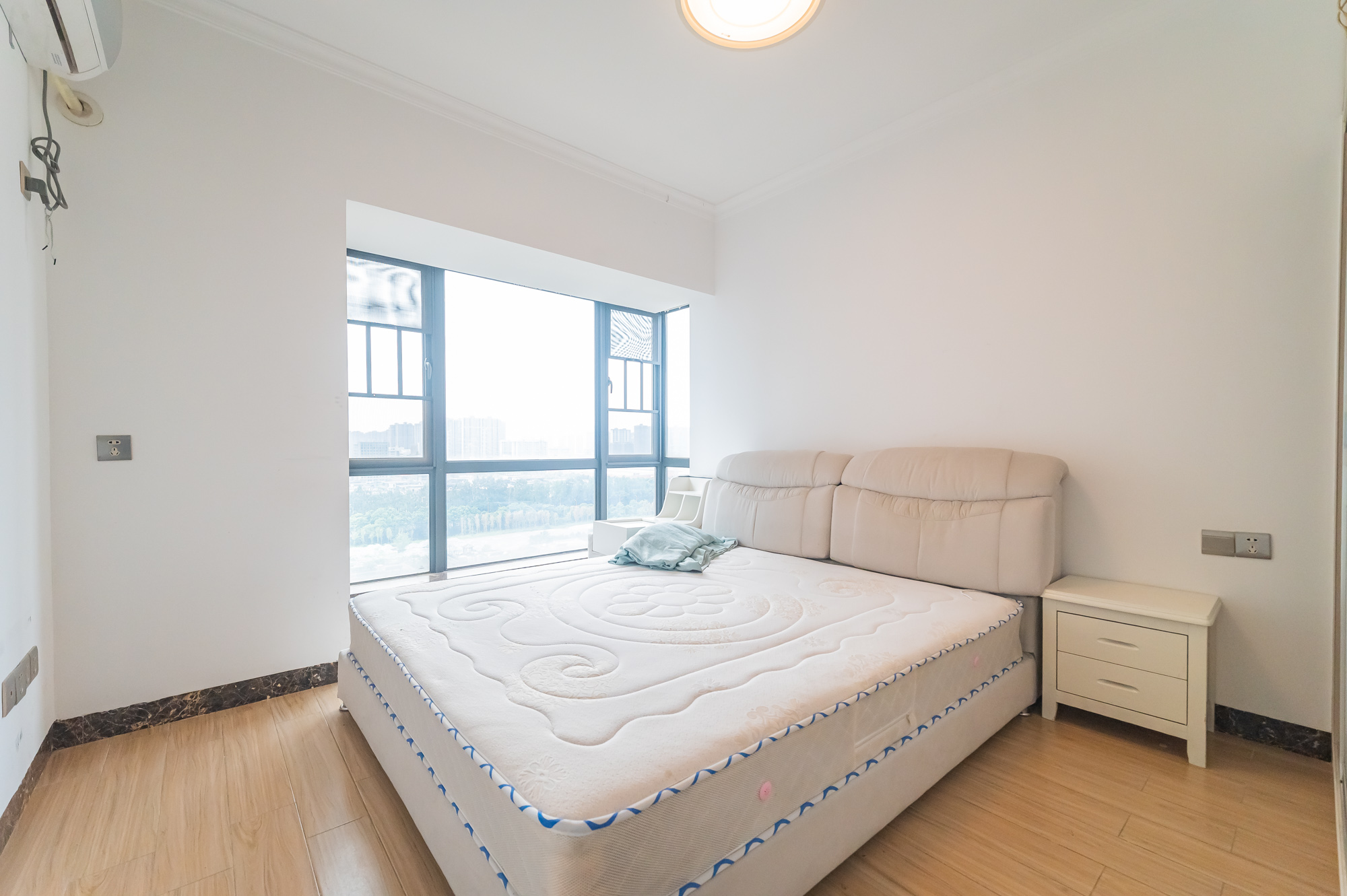 海伦春天  4室2厅1卫    110.0万 海伦春天  4室2厅1卫    110.0万卧室