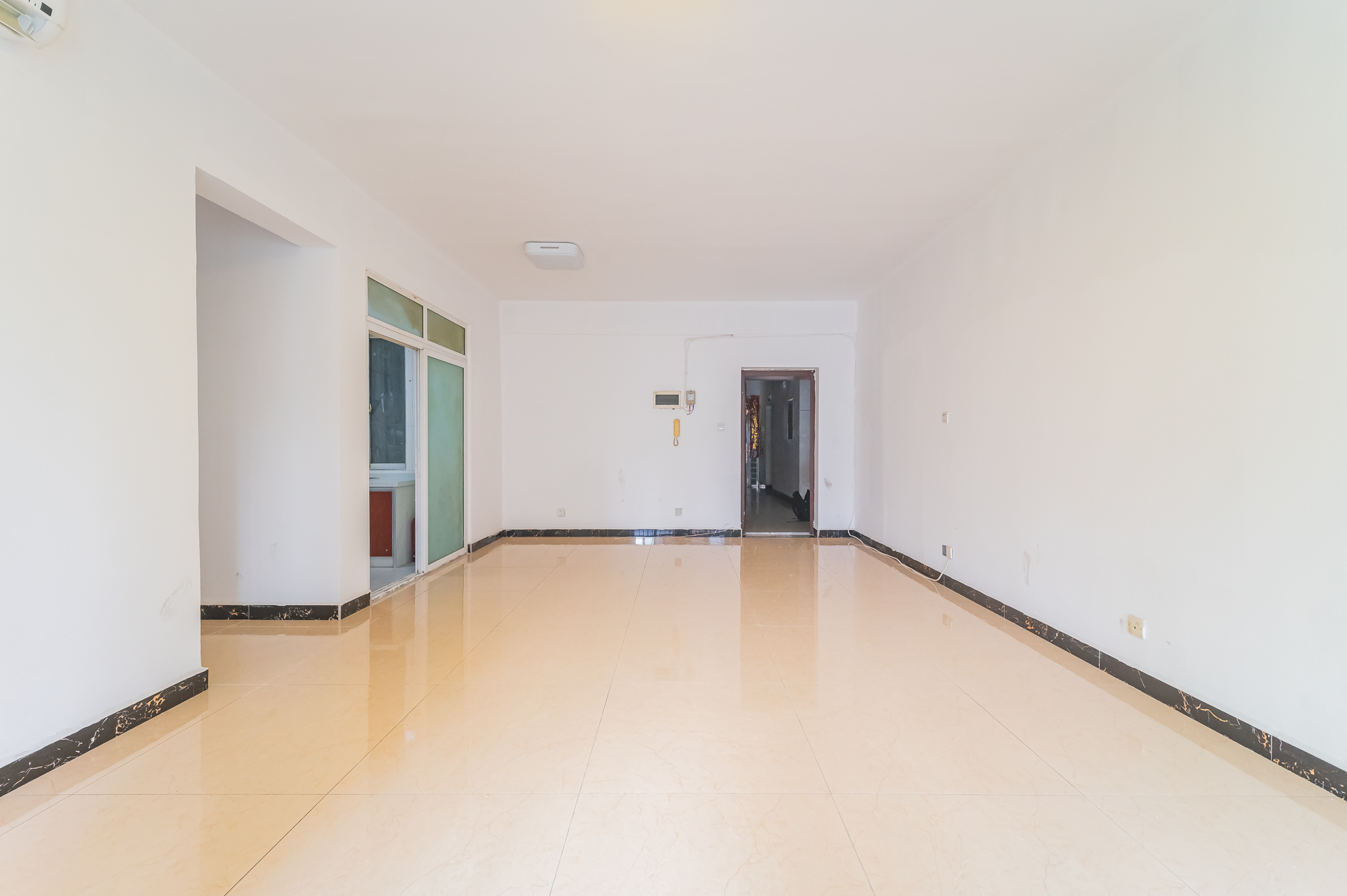 景上鑫苑 4室2厅2卫 76.80万 景上鑫苑 4室2厅2卫 76.80万客厅