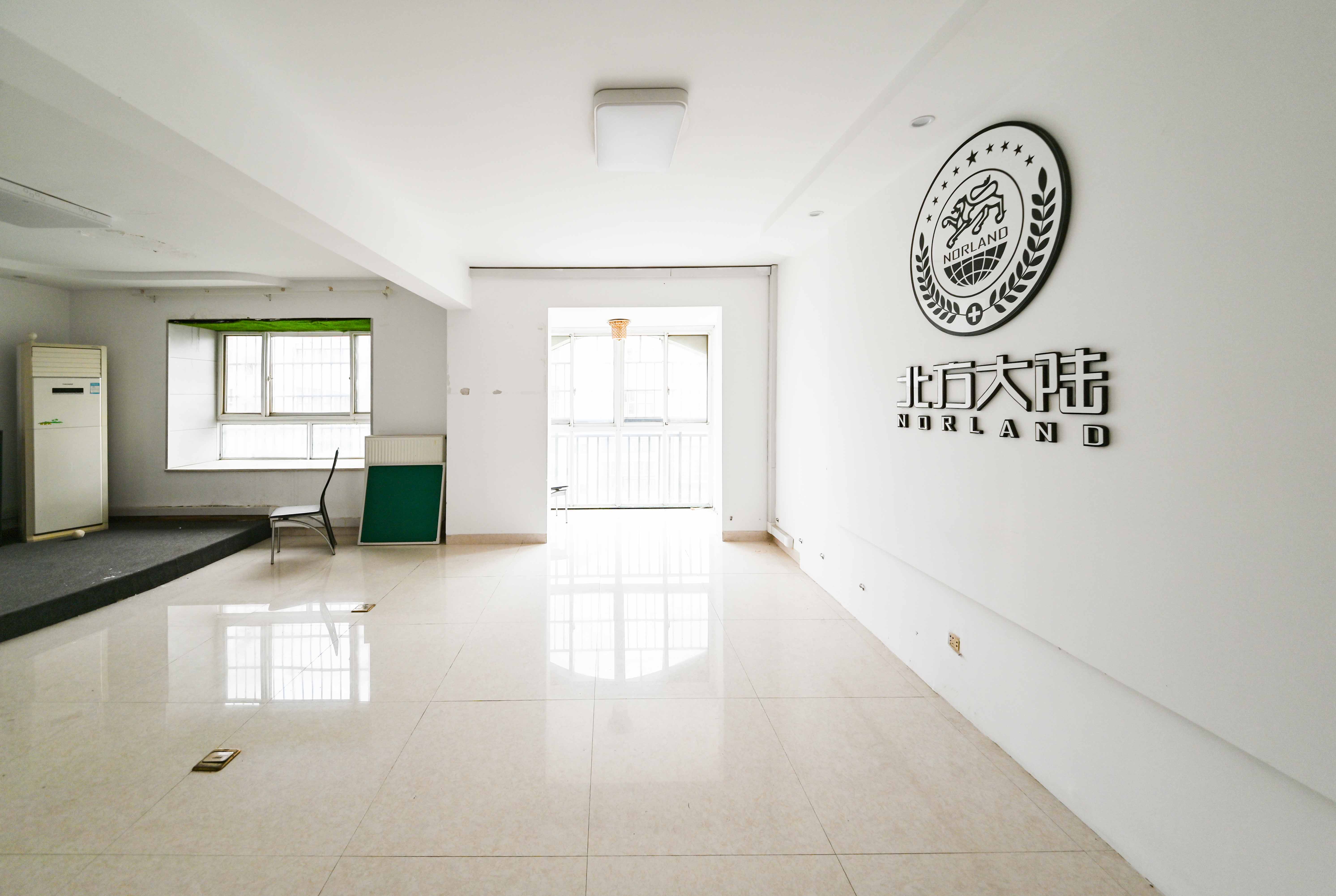 嘉盛华庭（一期、二期、三期）  5室2厅4卫    225.0万客厅