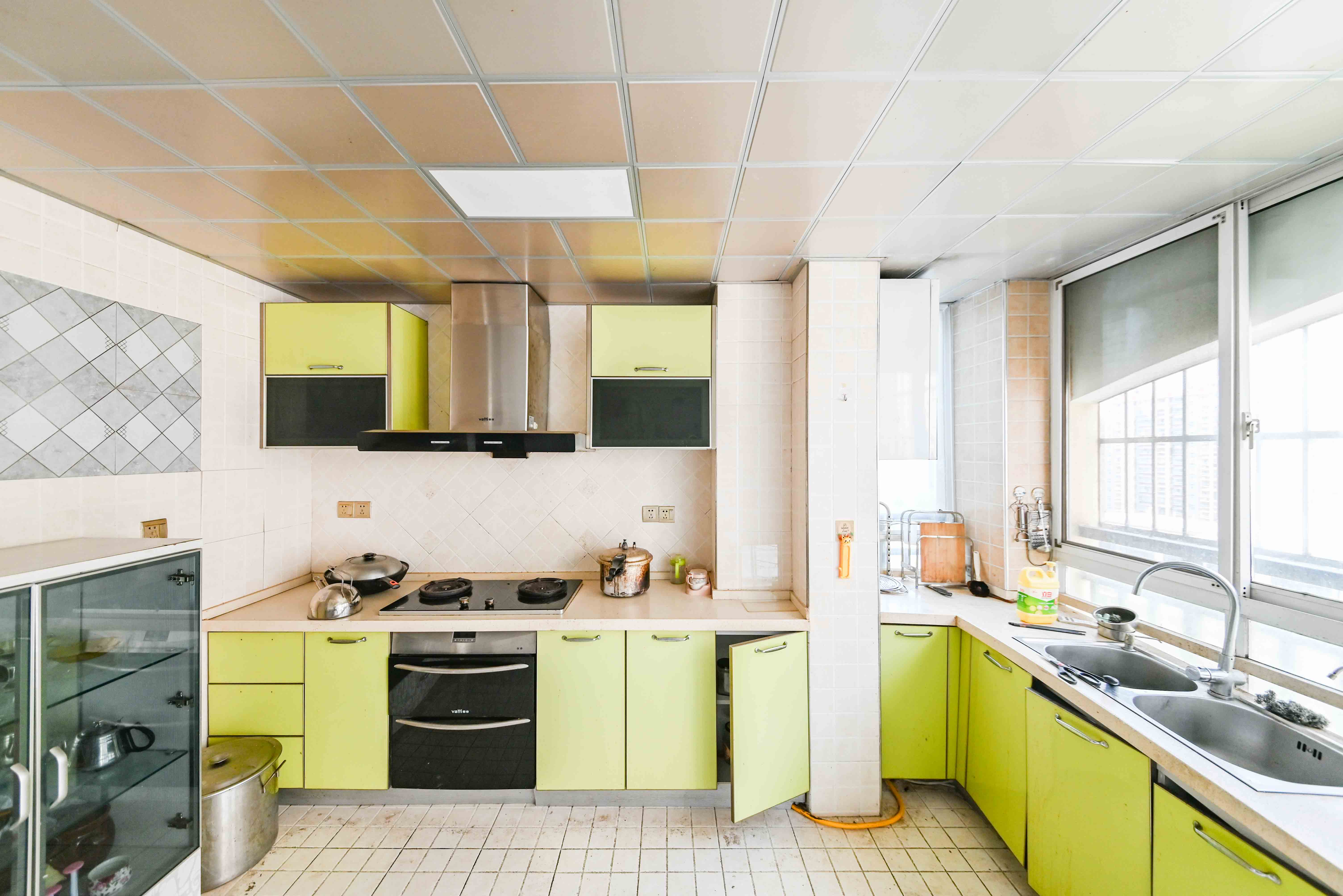 嘉盛华庭（一期、二期、三期）  5室2厅4卫    225.0万厨房