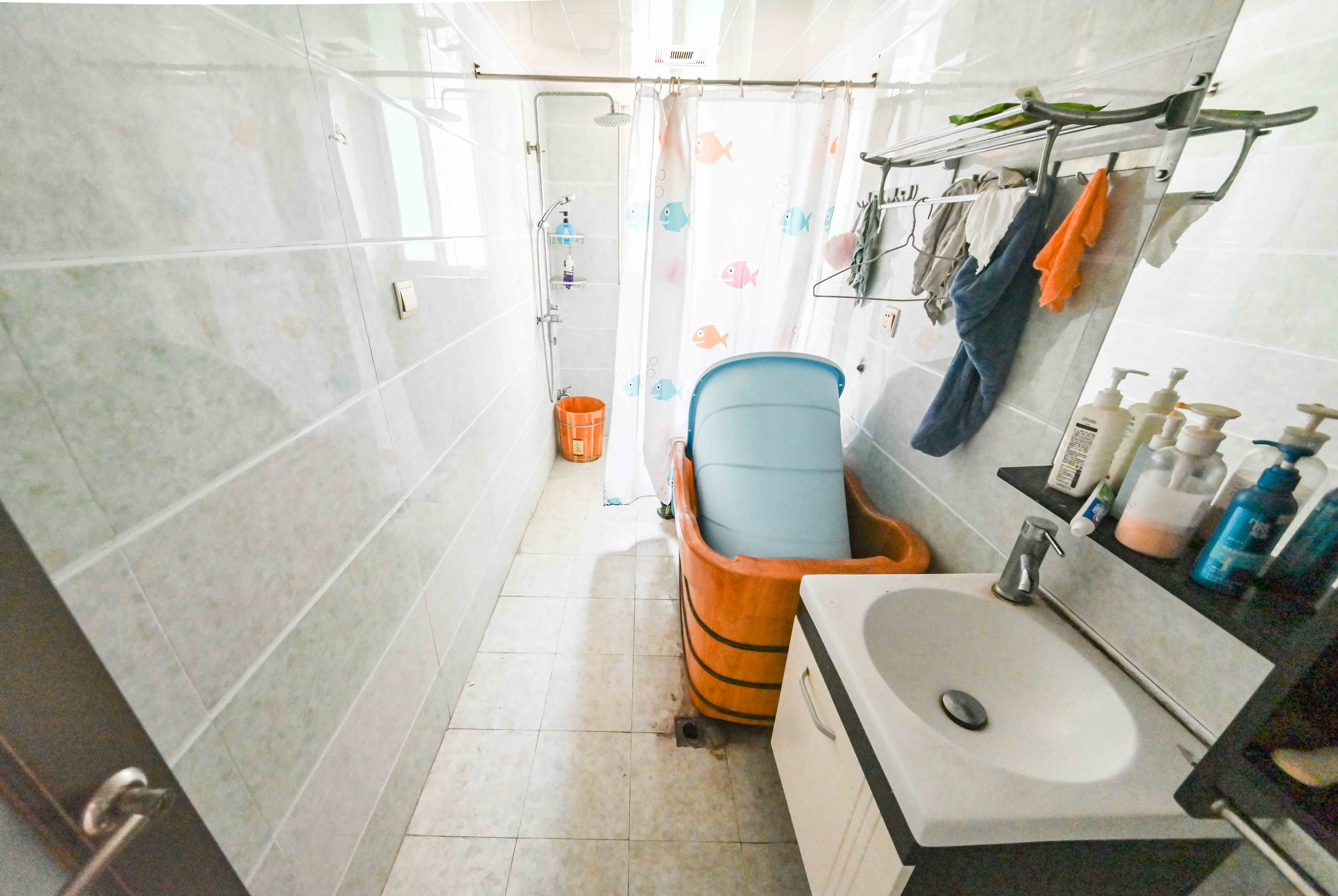 嘉盛华庭（一期、二期、三期）  5室2厅4卫    225.0万卫生间