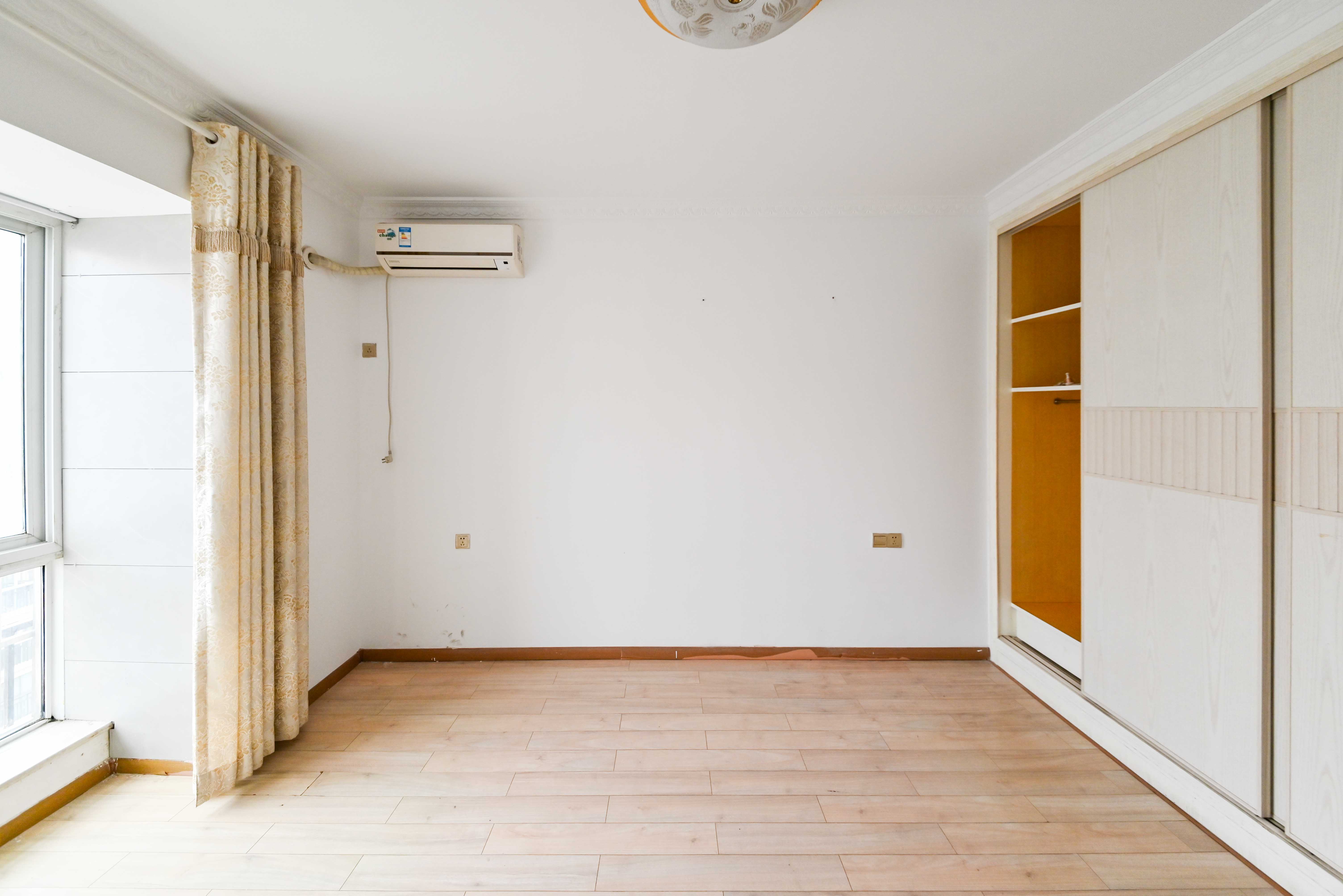 嘉盛华庭（一期、二期、三期）  5室2厅4卫    225.0万卧室