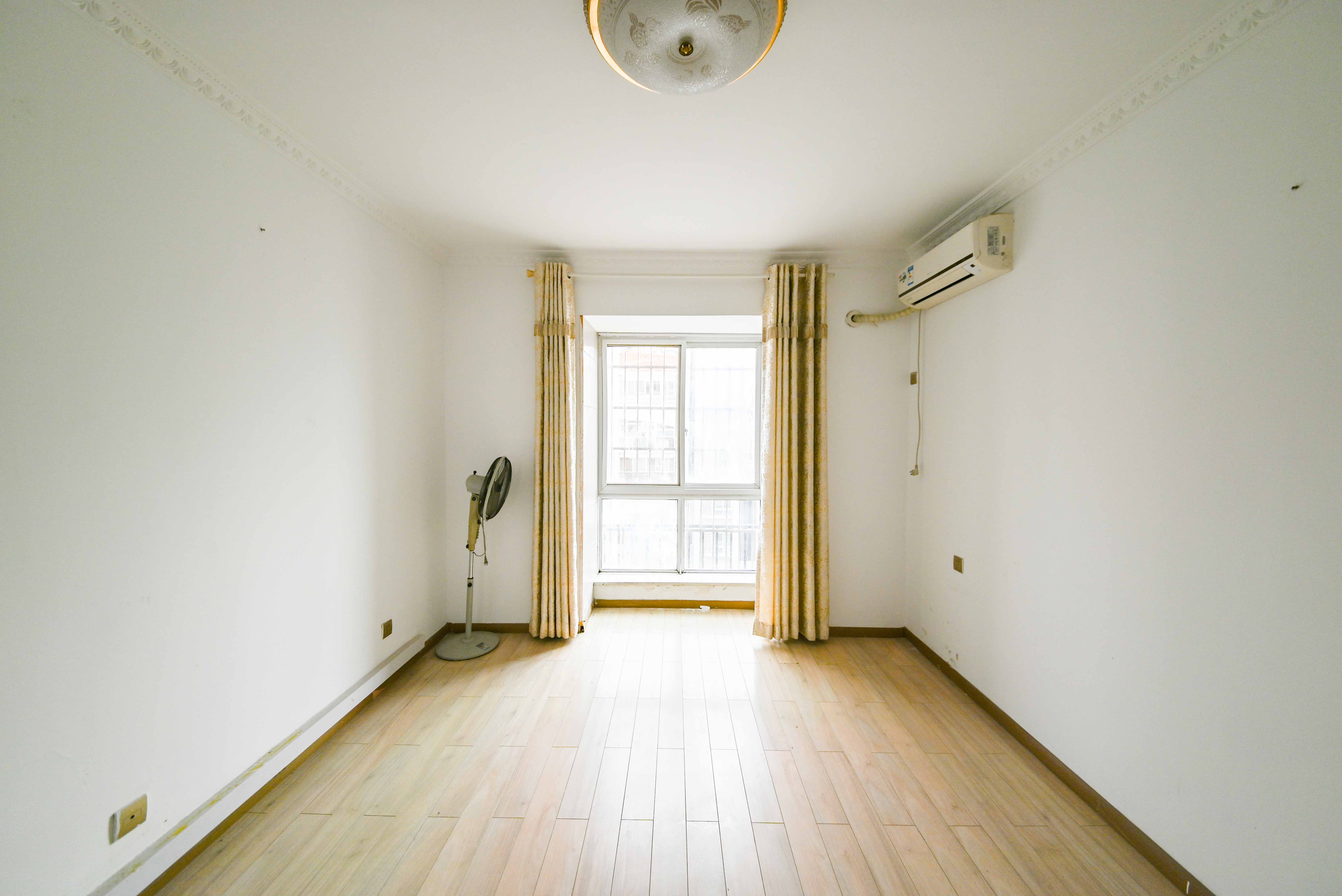 嘉盛华庭（一期、二期、三期）  5室2厅4卫    225.0万卧室