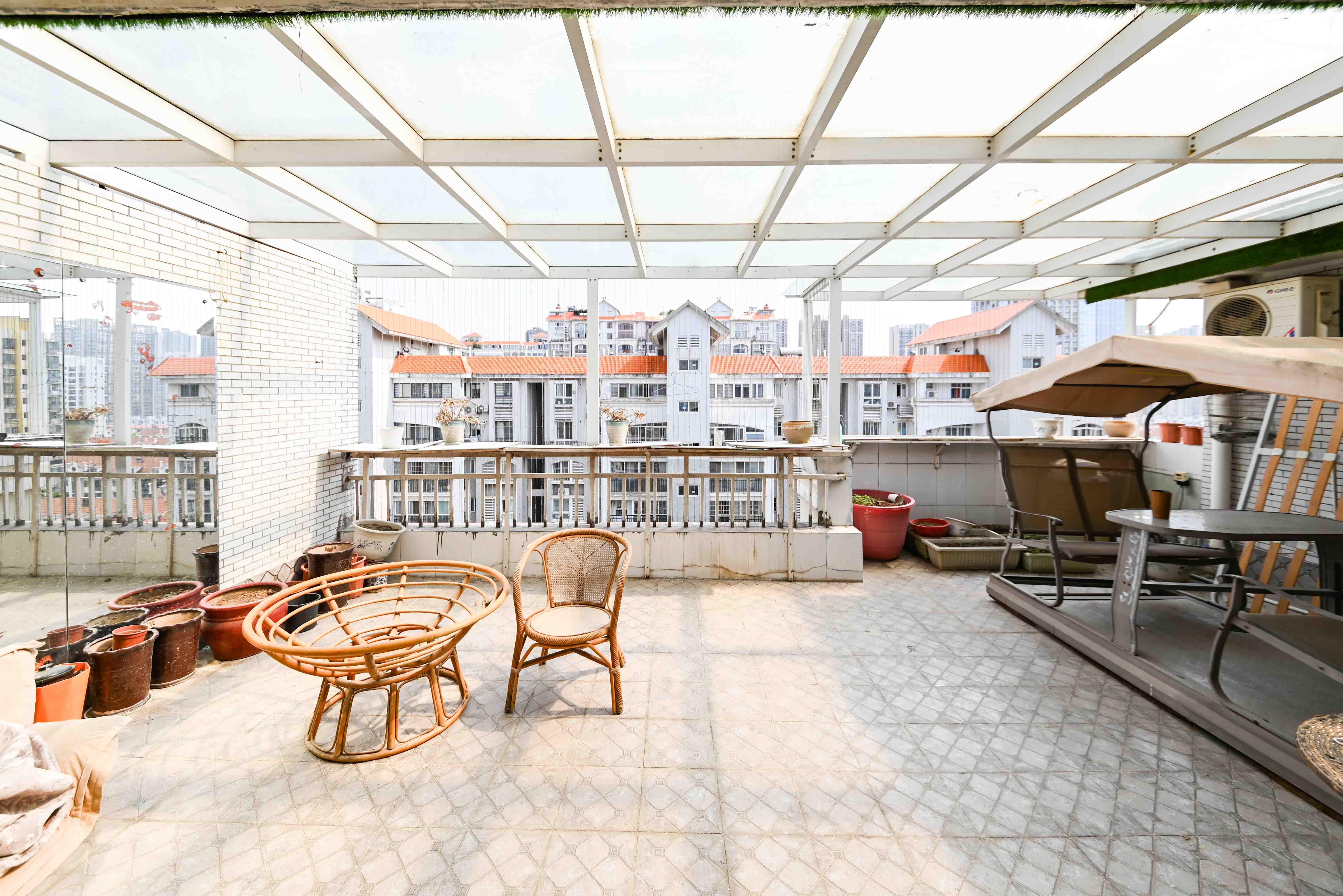 嘉盛华庭（一期、二期、三期）  5室2厅4卫    225.0万阳台