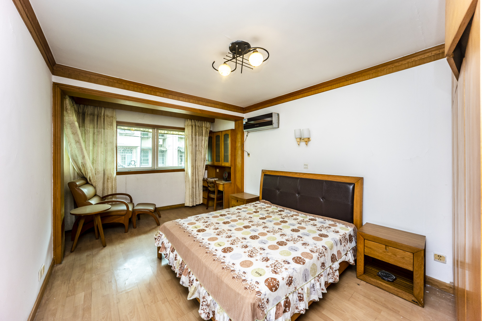 南建公寓  3室2厅2卫   84.50万卧室