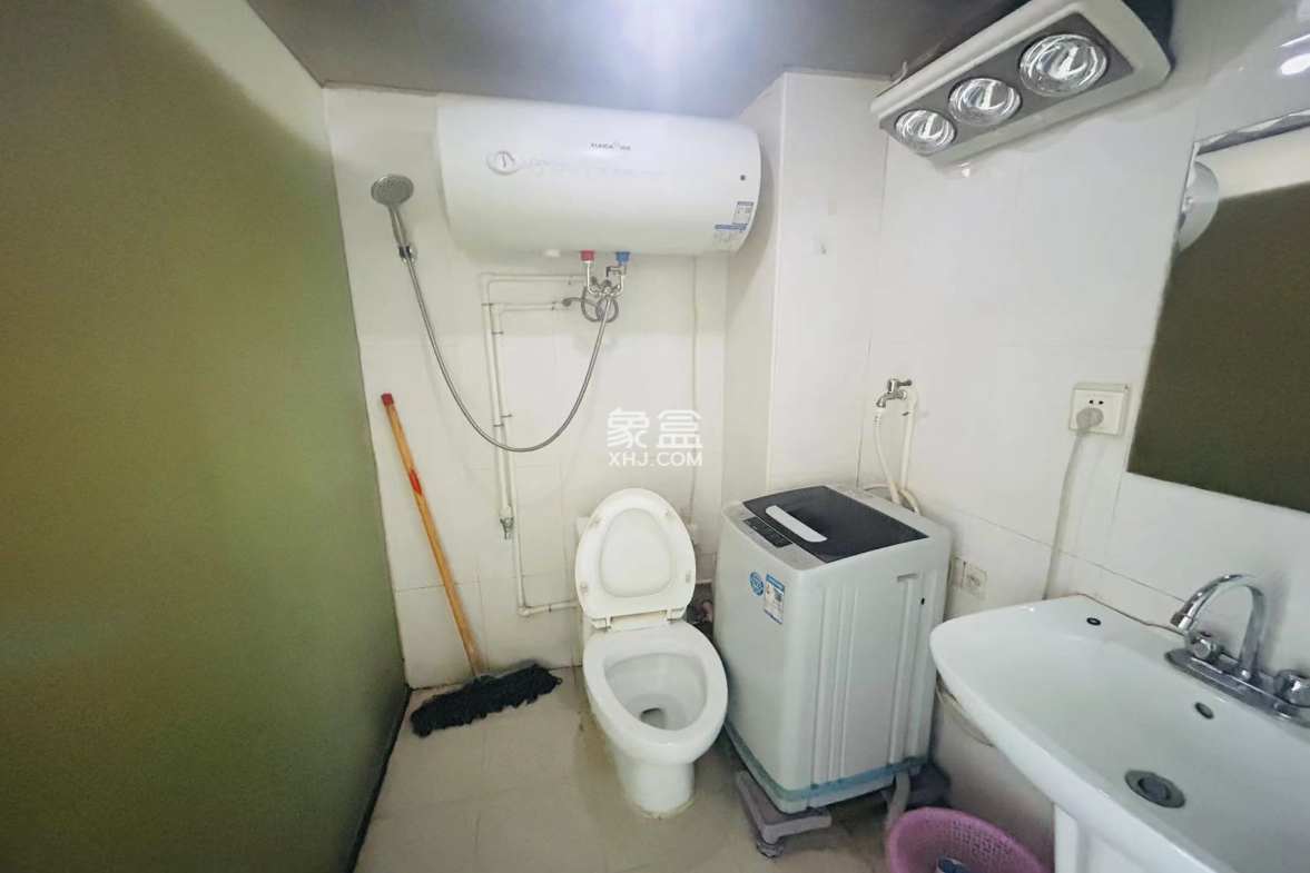 中瀚财富广场 1室0厅1卫 16.80万 中瀚财富广场 1室0厅1卫 16.80万客厅