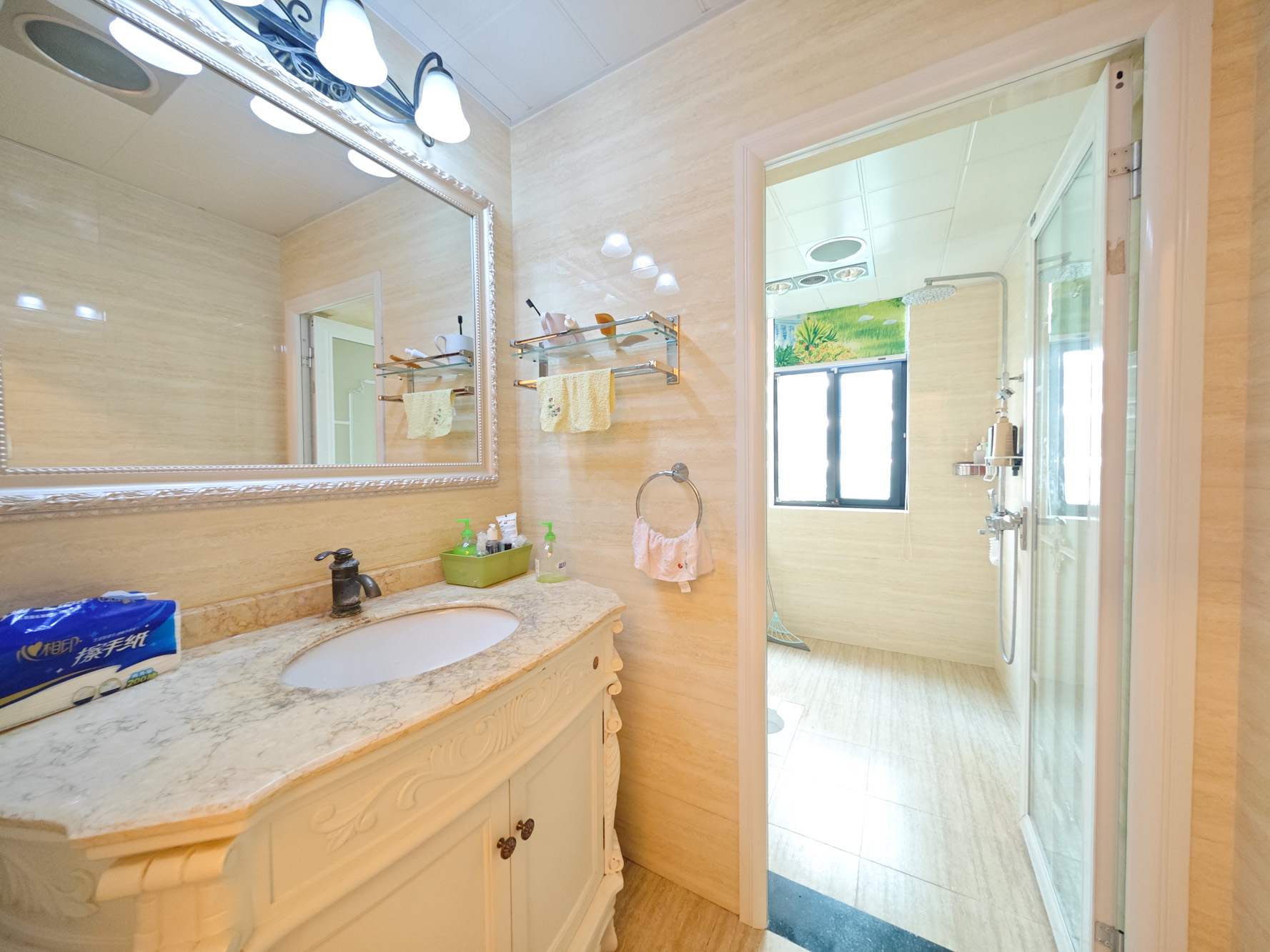 鑫远湘府华城  5室2厅2卫    235.0万卫生间