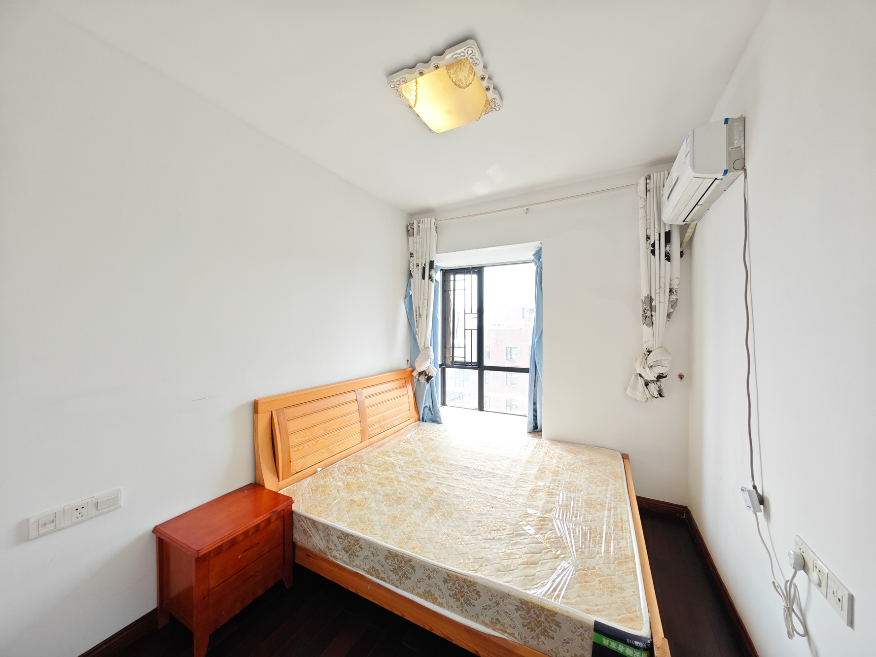 鑫远湘府华城  4室2厅2卫    184.0万卧室