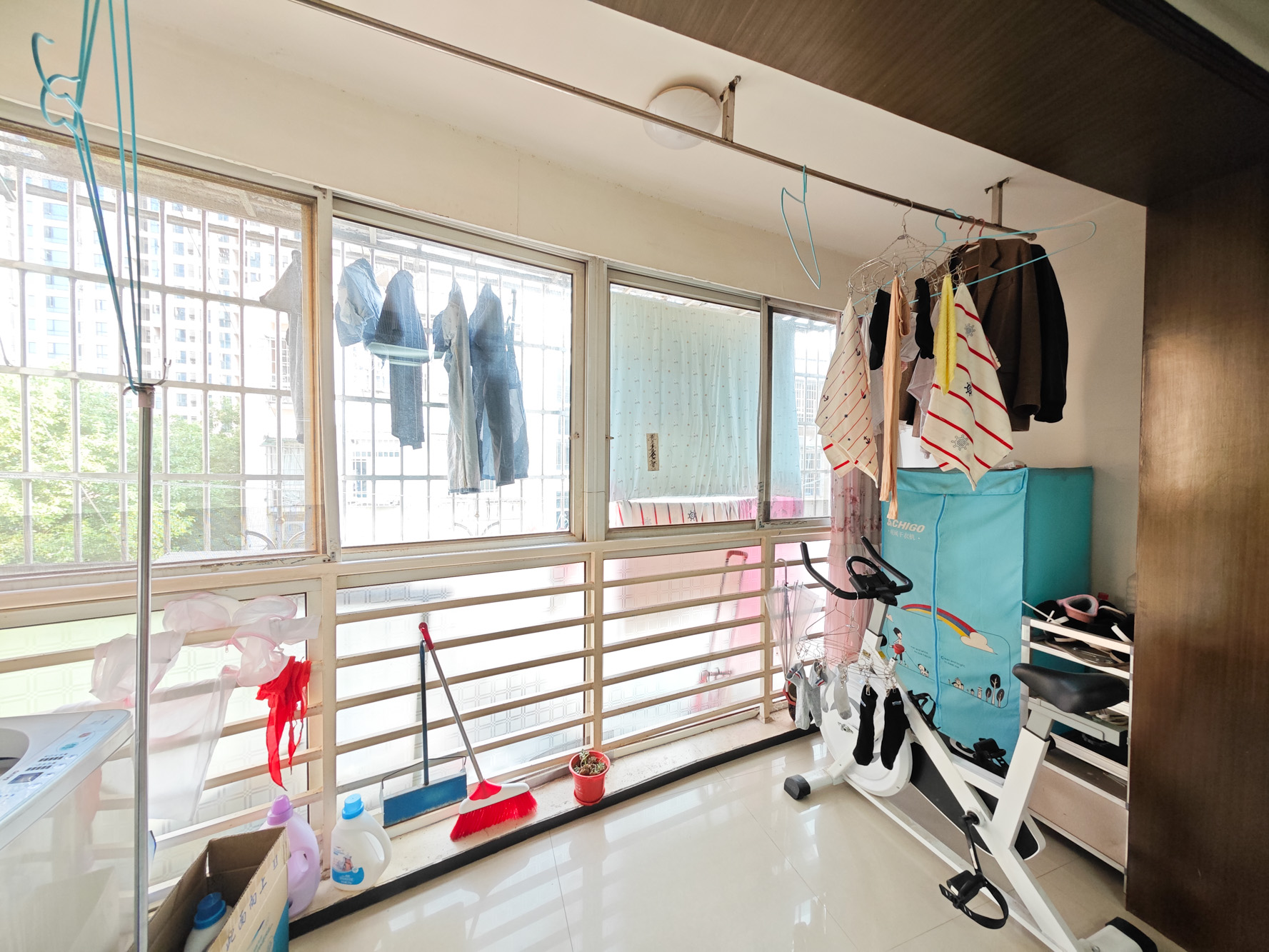 莲湖汽车饰品城（莲湖公寓）  2室2厅1卫    55.92万阳台