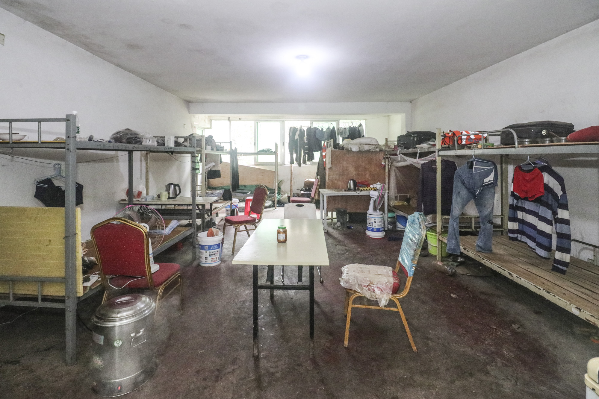 狮子岭  4室2厅2卫   100.00万客厅