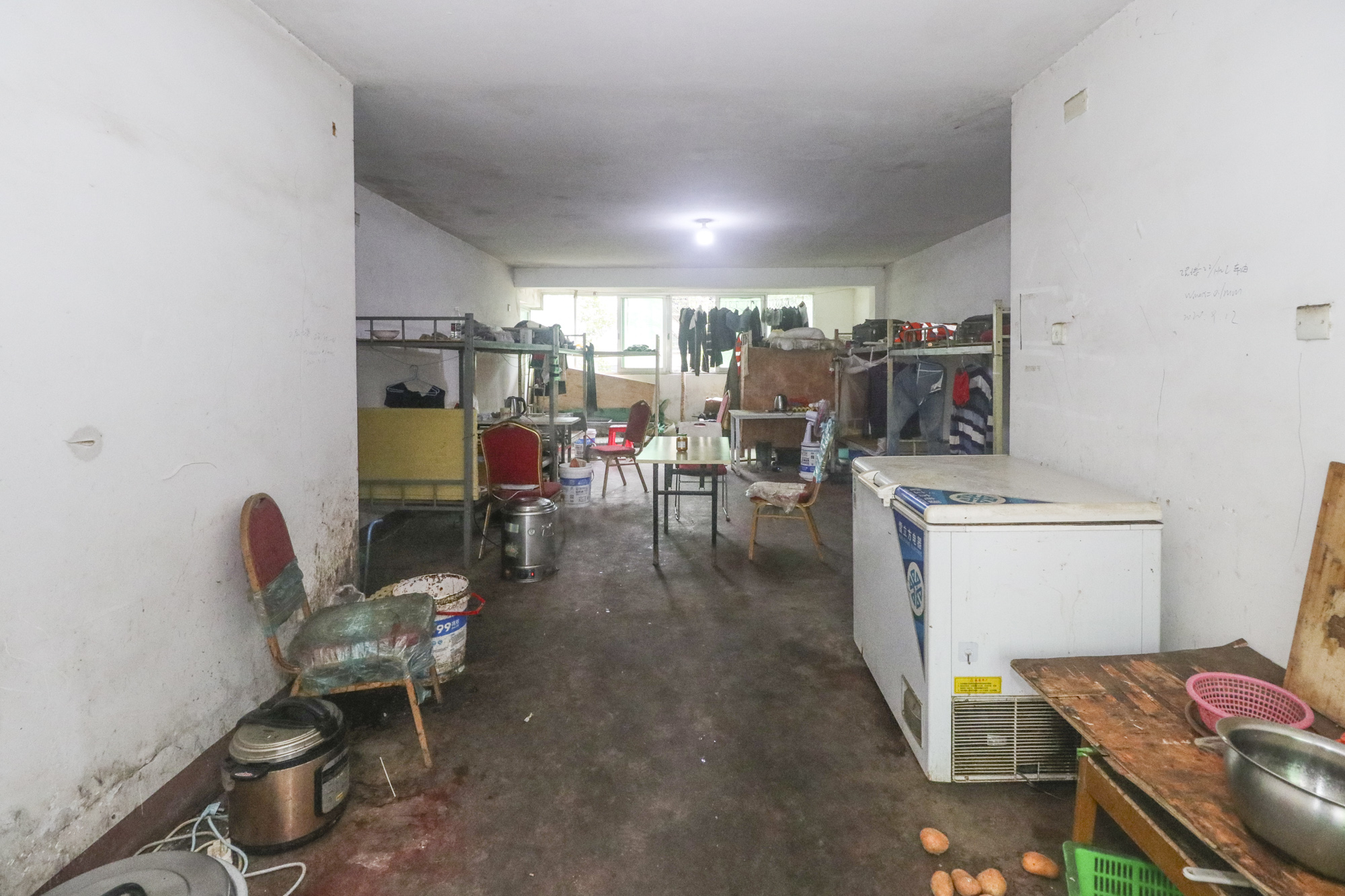狮子岭  4室2厅2卫   100.00万客厅