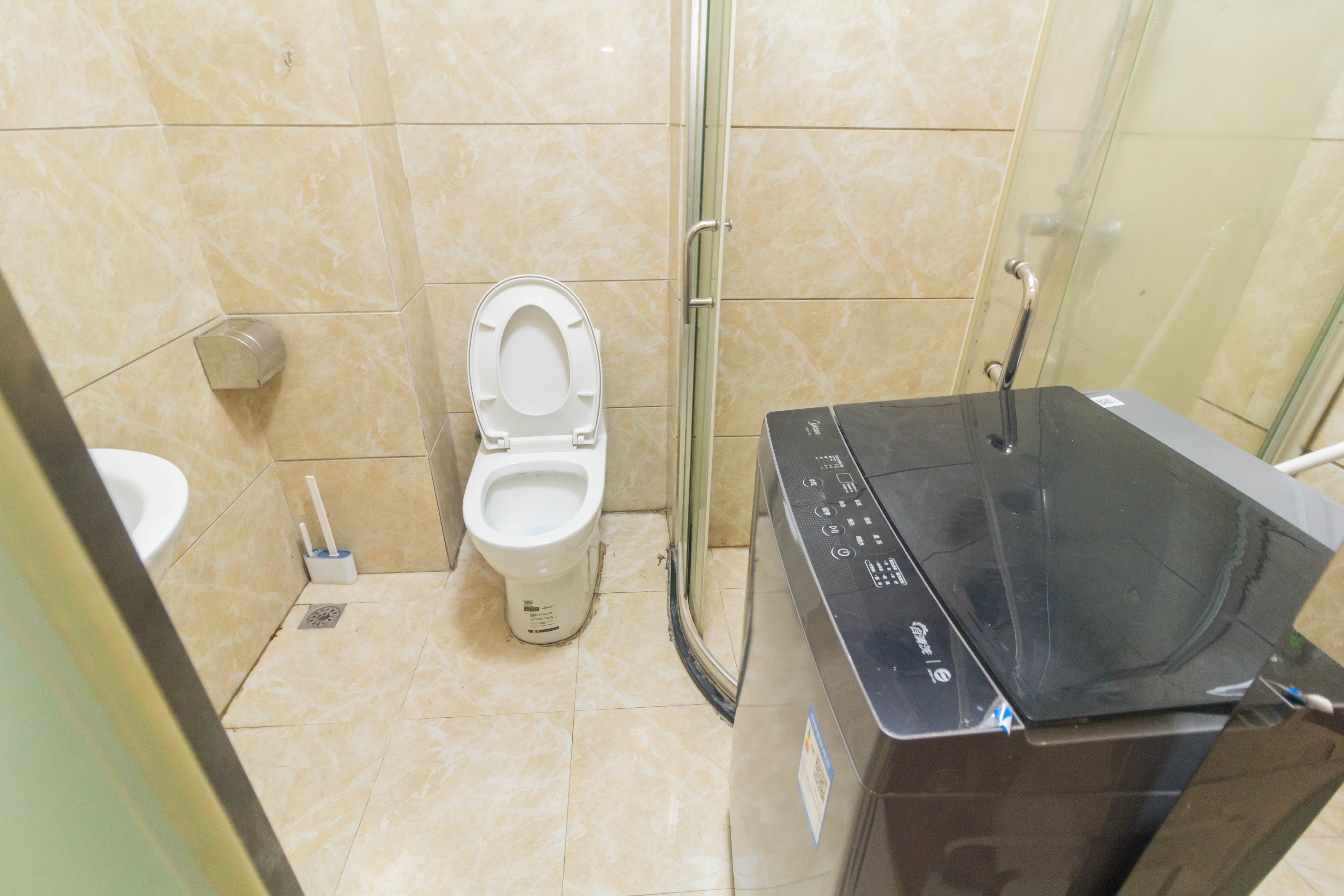 佐佑大厦 1室1厅1卫 13.8万 佐佑大厦 1室1厅1卫 13.8万卫生间