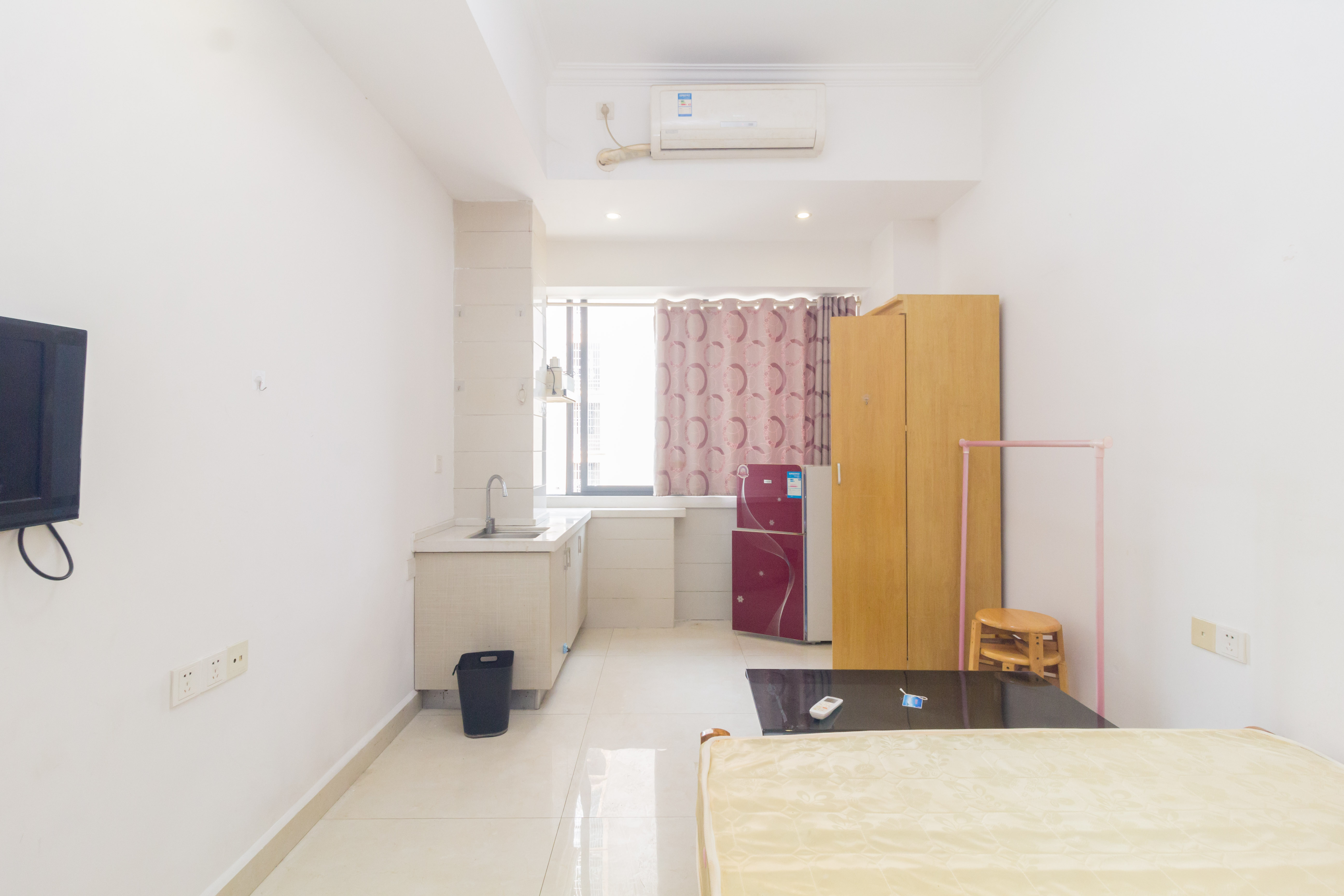 佐佑大厦 1室1厅1卫 13.8万 佐佑大厦 1室1厅1卫 13.8万客厅