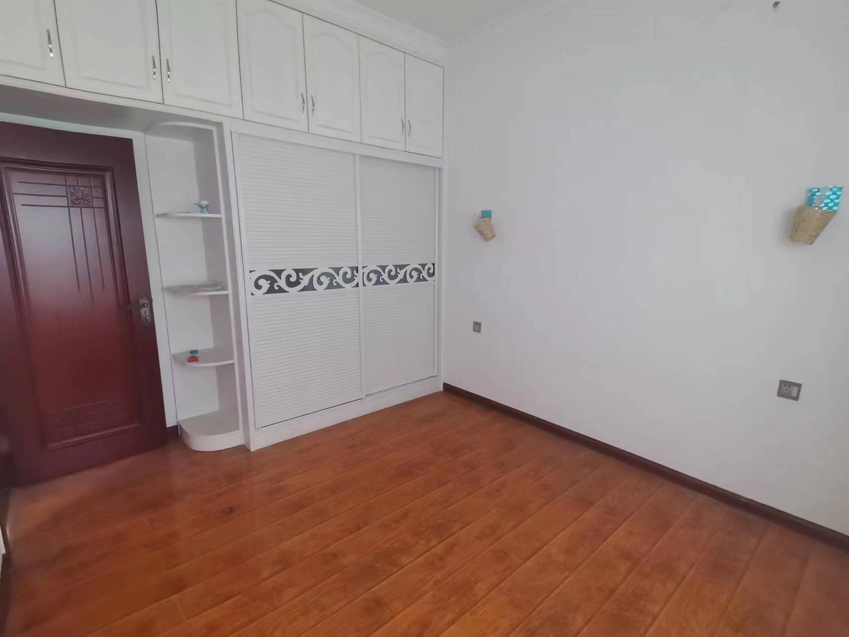 美的城一期 4室2厅2卫 93.0万 美的城一期 4室2厅2卫 93.0万室内图