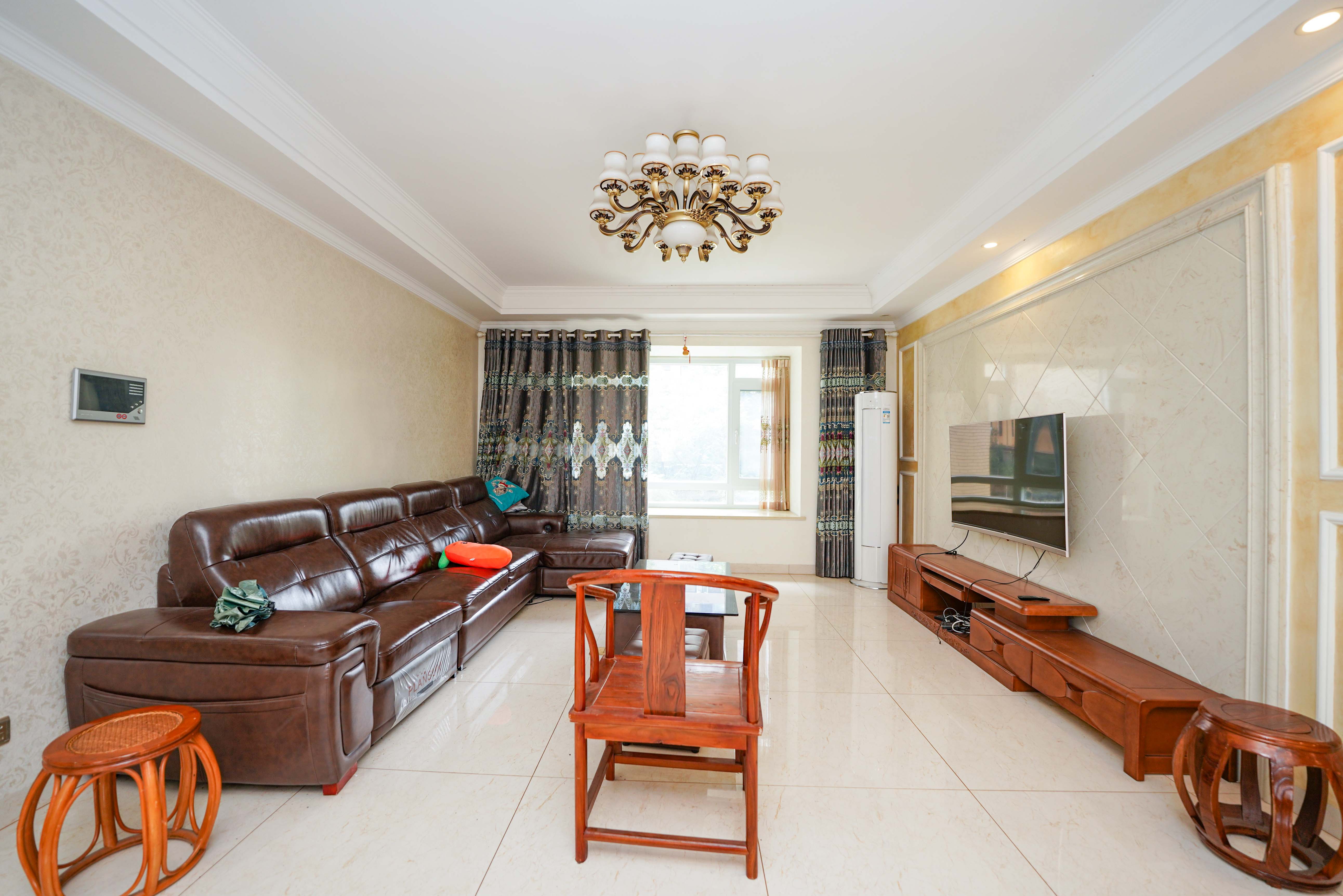 嘉华城(一期) 5室2厅2卫 208.00万 嘉华城(一期) 5室2厅2卫 208.00万客厅