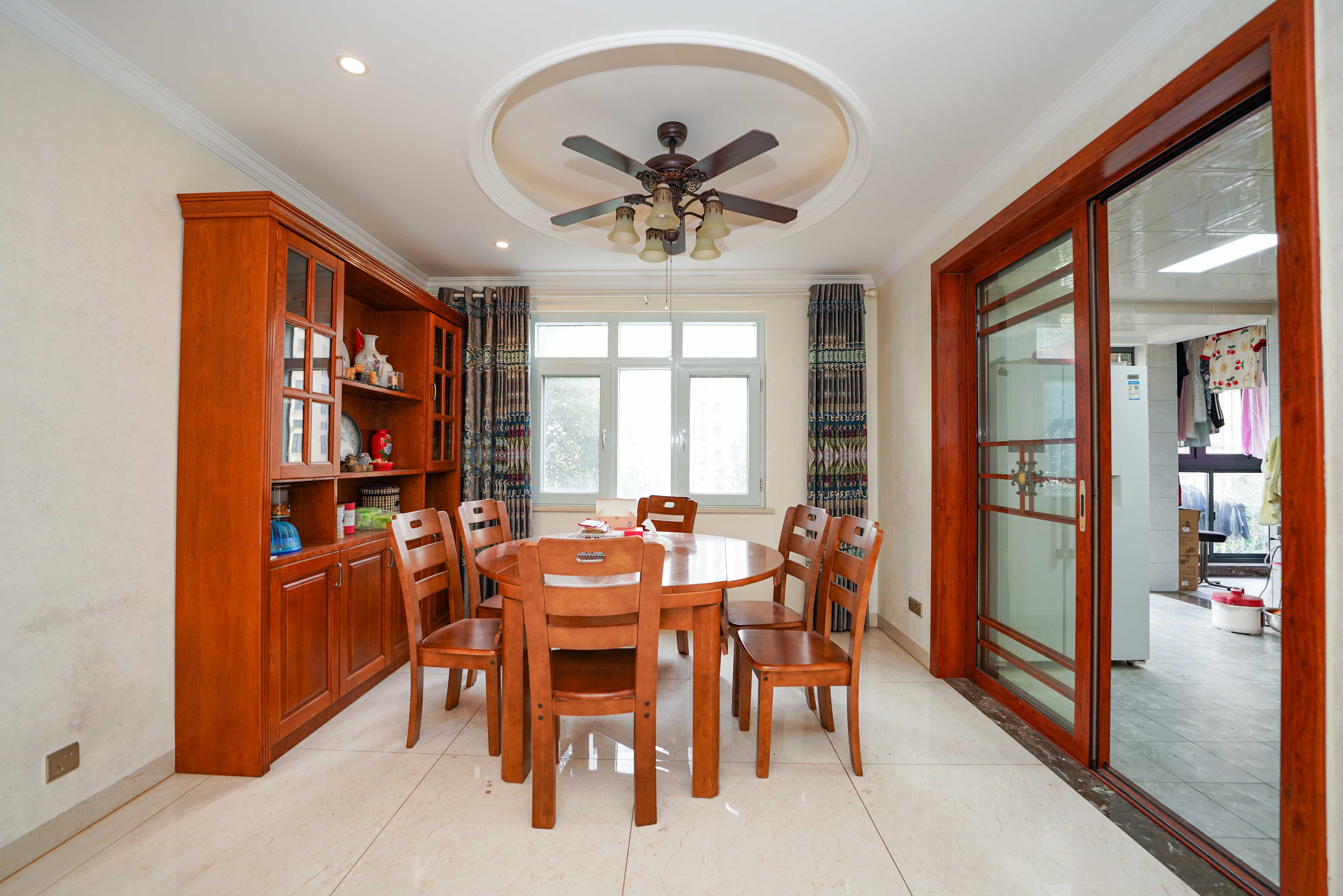 嘉华城(一期) 5室2厅2卫 208.00万 嘉华城(一期) 5室2厅2卫 208.00万客厅