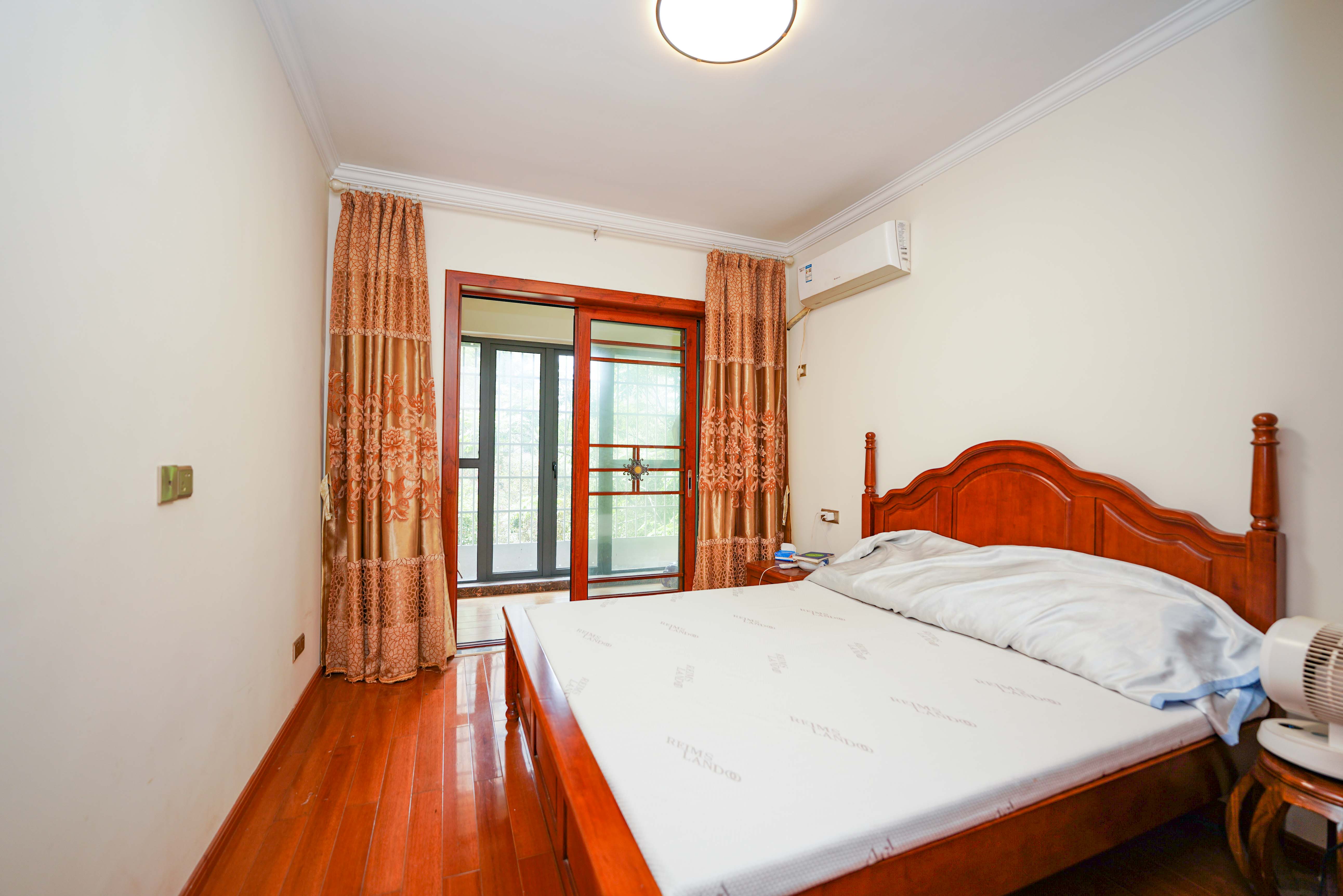 嘉华城(一期) 5室2厅2卫 208.00万 嘉华城(一期) 5室2厅2卫 208.00万卧室