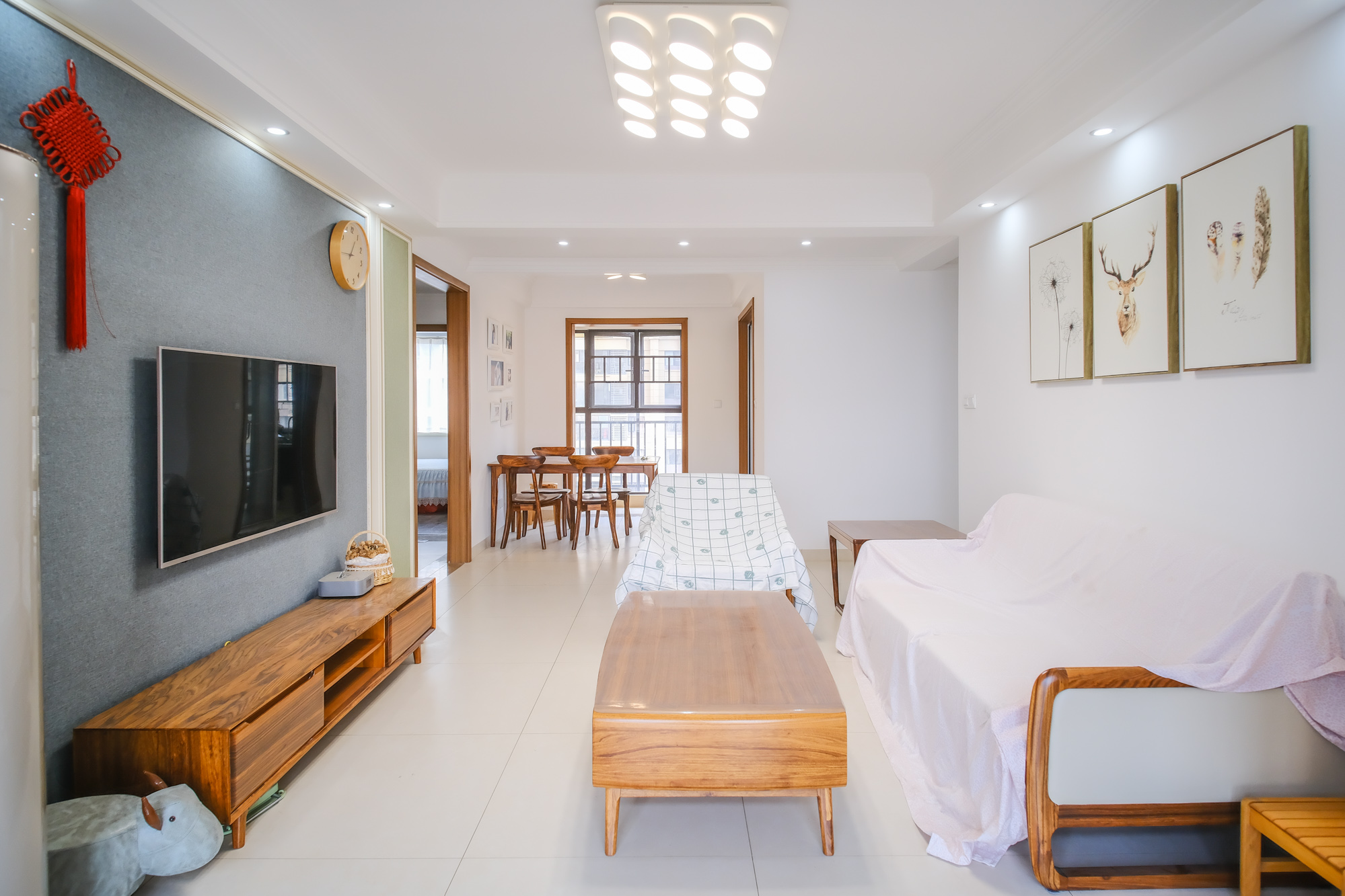 保利香槟国际  3室2厅2卫    111.8万客厅