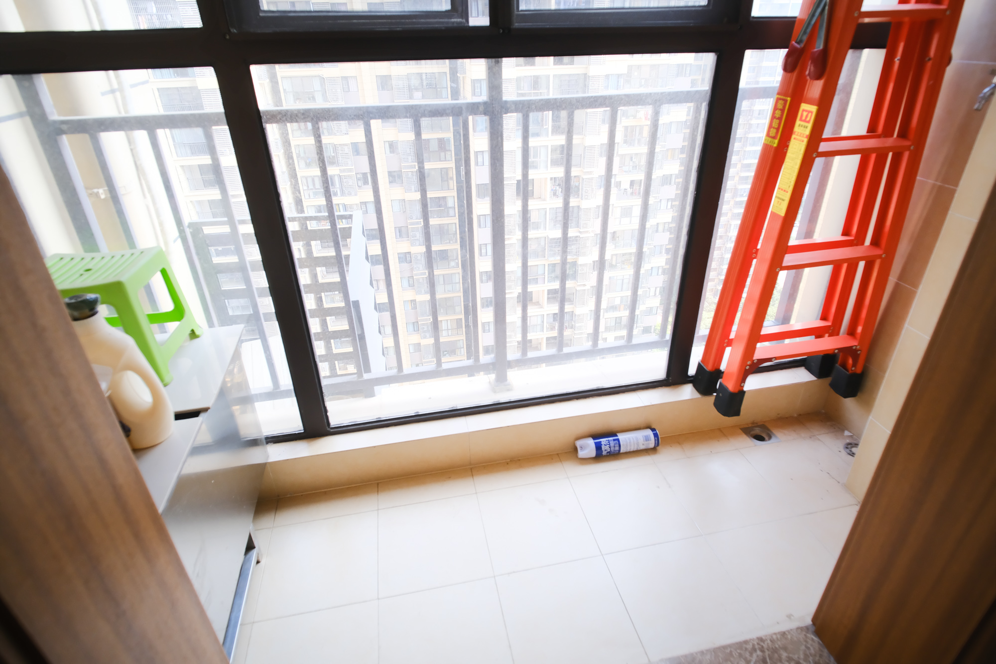 保利香槟国际  3室2厅2卫    111.8万阳台