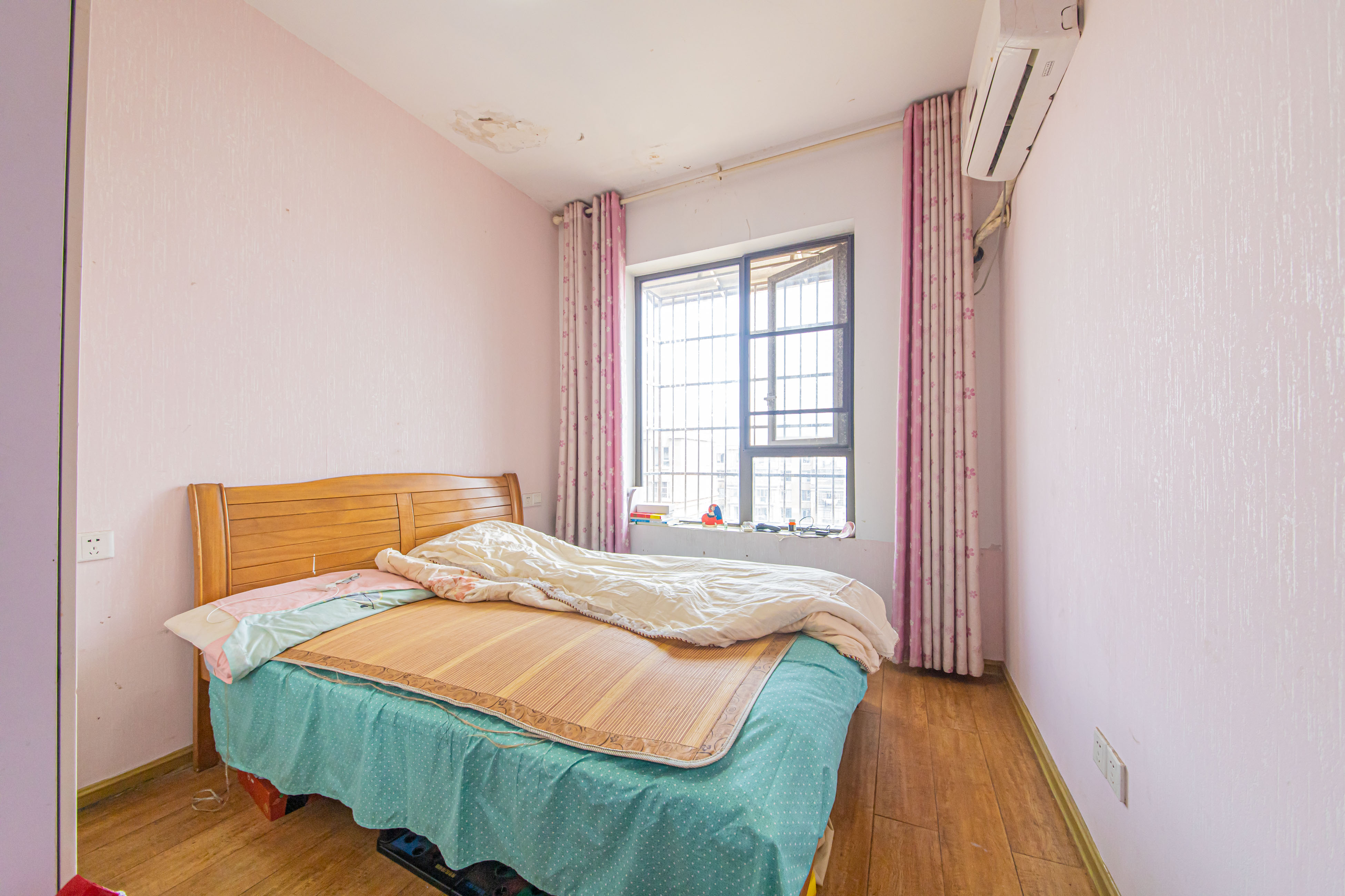 绿地公馆（绿地名邸）  3室2厅2卫    102.0万卧室